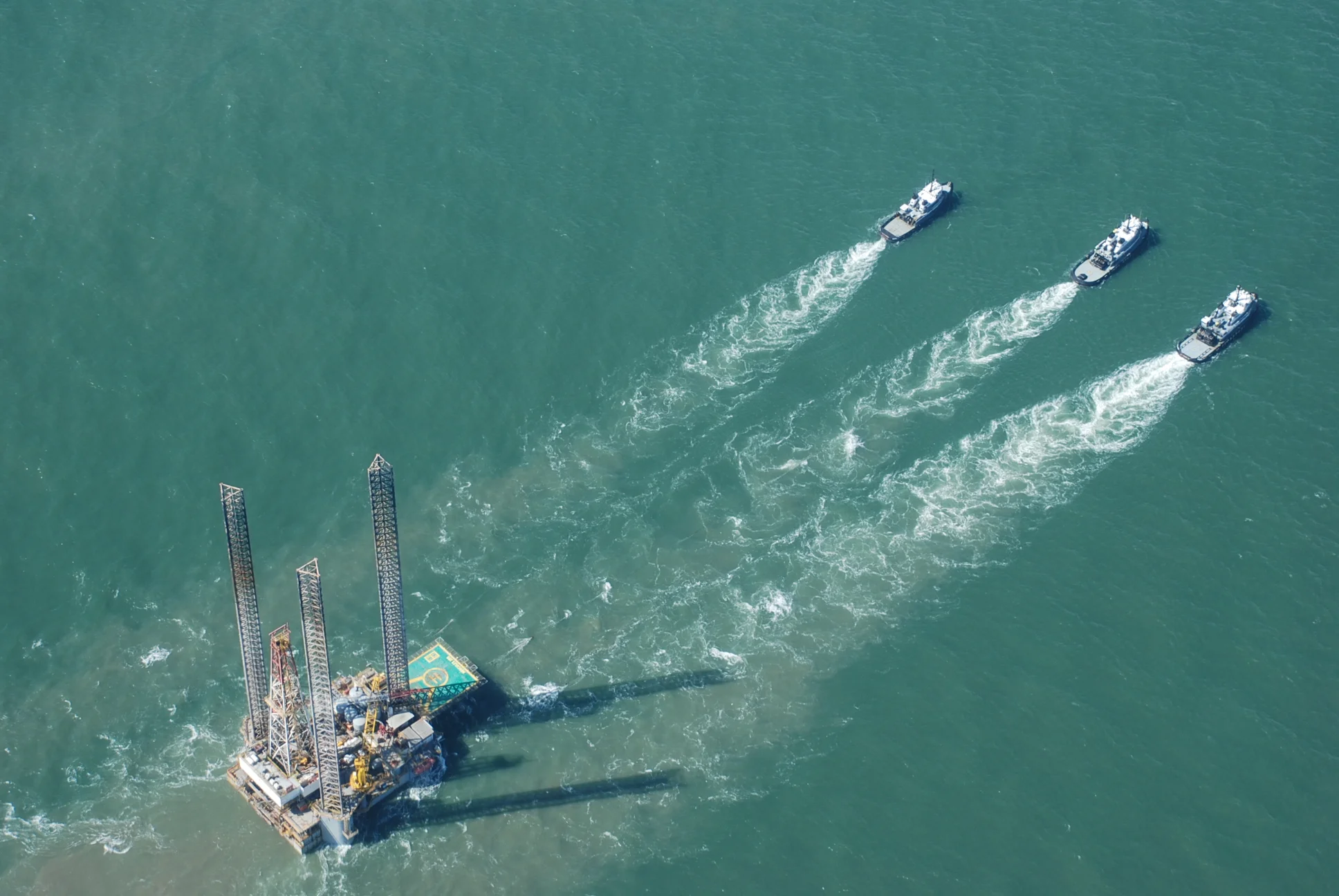 Tugs and oil platform, Texas.JPG