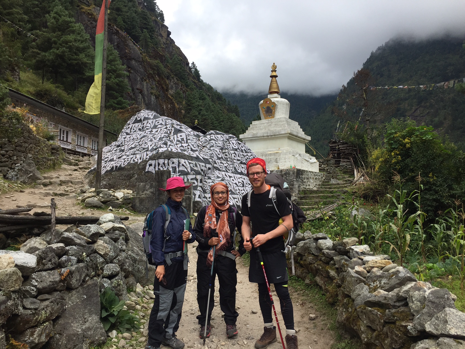 MSc students Sharmila and Karisma with Christopher Parsons en-route to Namche during HiPER 2016.