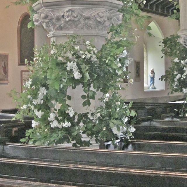 Sweet pea simplicity #weddingflowers #oxfordshirewedding #flowers #churchflowers