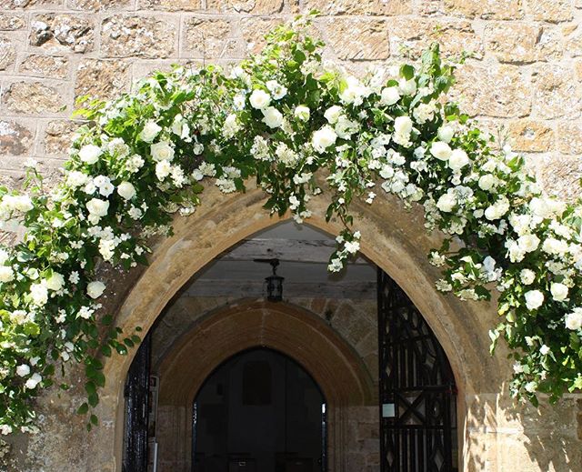 Green and white with warm stone #weddingflowers #oxfordshirewedding #wildflowers