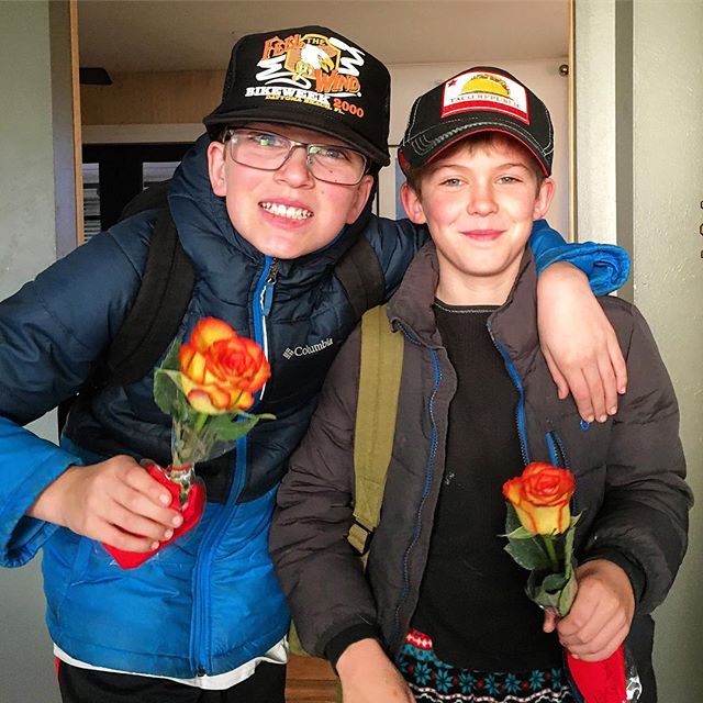 Trucker hats and roses. That's the Scott boy charm. πΉ