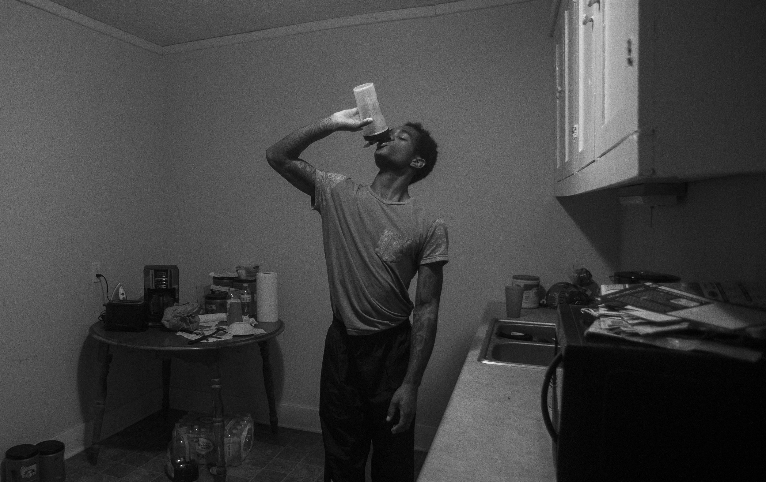  Spikes drinks a pre-workout drink in the kitchen of his home before going on a 6-mile run. He relaxes after his morning workout by eating 2 cups of oatmeal, a protein drink and watching an episode of “Gotham” or playing video games.  