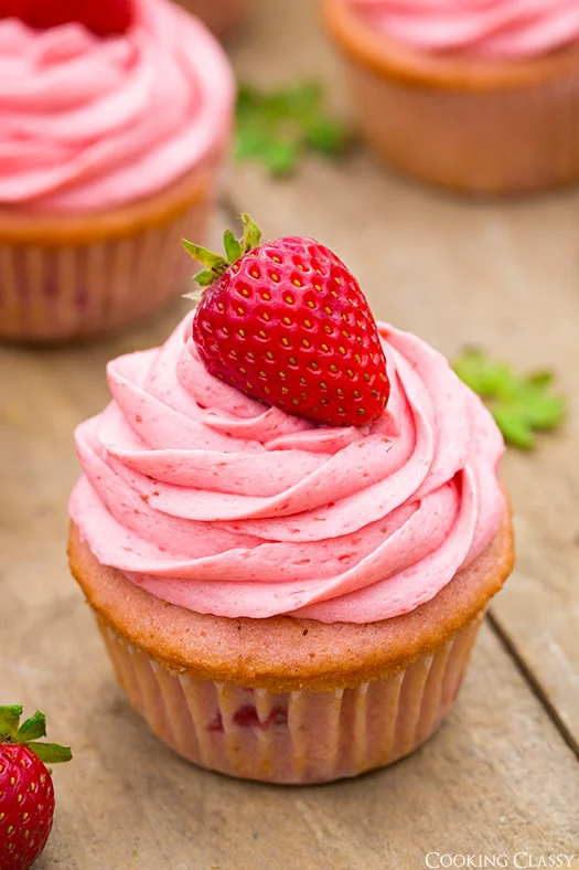 strawberry-cupcakes8-edit+crop.1.jpg