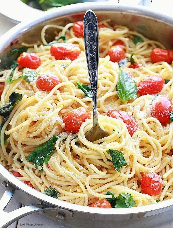 Cherry-Tomato-Basil-Spinach-and-Parmesan-Pasta-makes-the-perfect-easy-and-comforting-weeknight-meal-467x700.jpg
