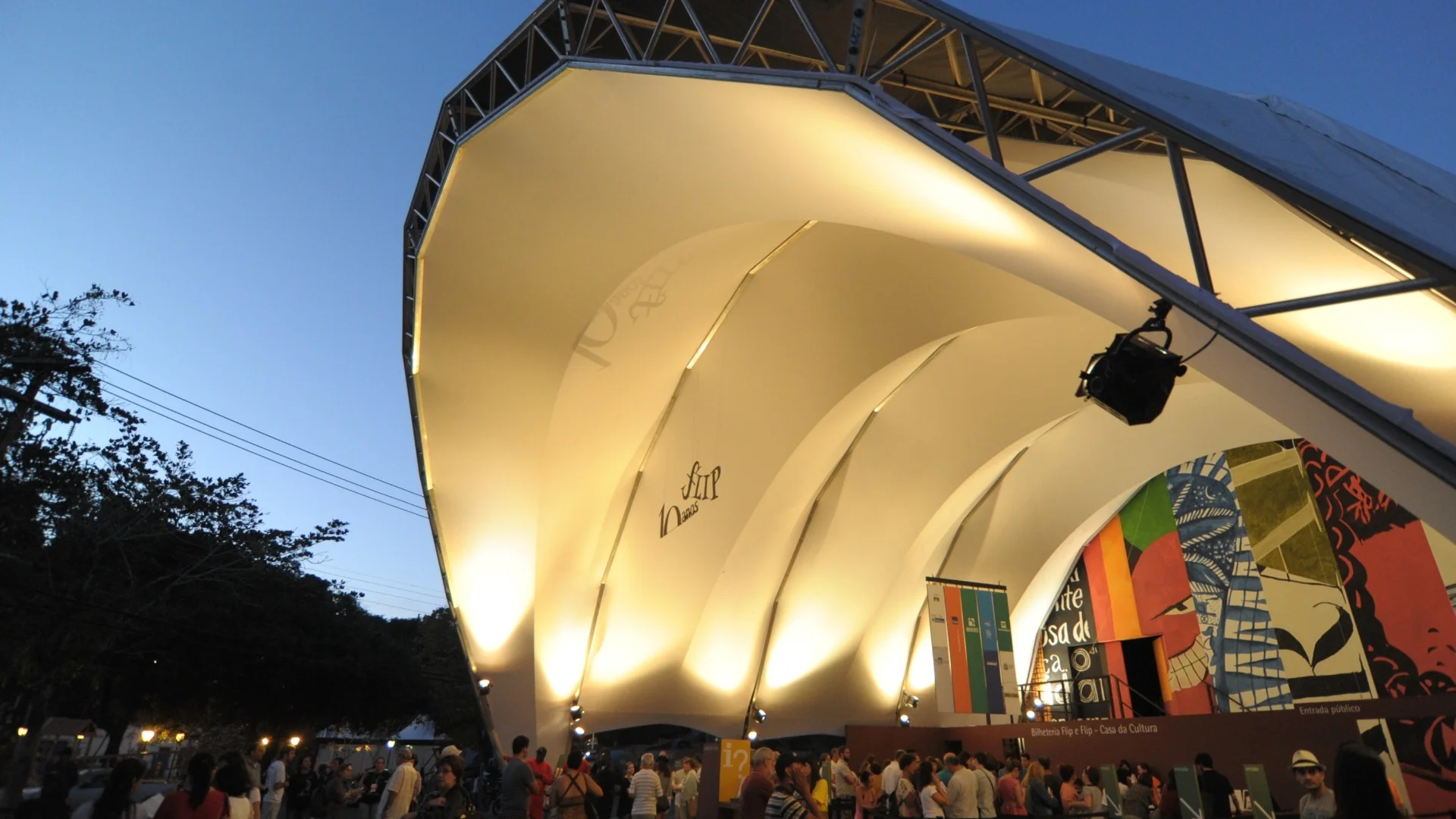 publico-se-dirige-a-tenda-dos-autores-durante-flip-2012-4712-1341451640477_1920x1080.jpg