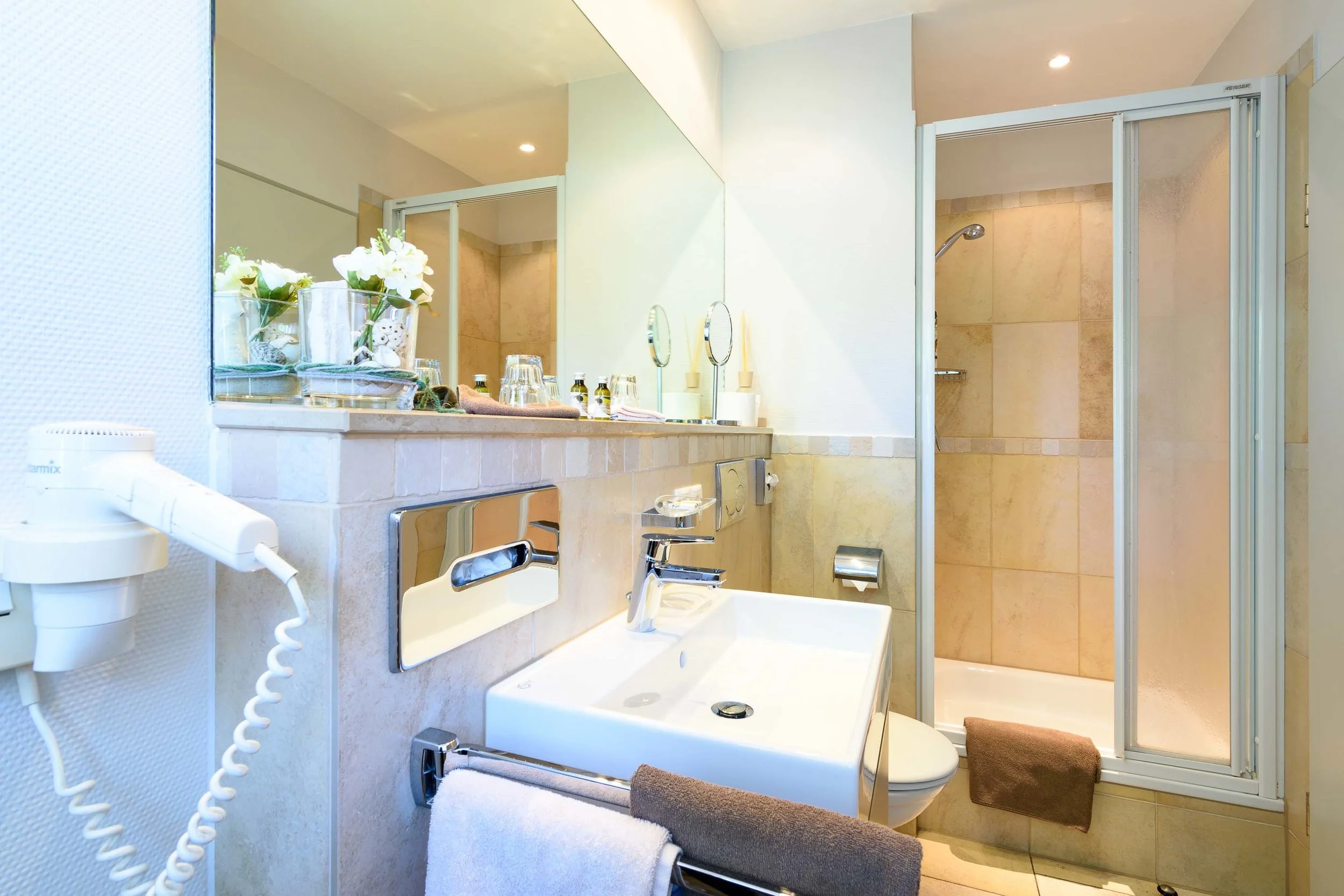 Badezimmer Dusche/WC im Hotel Schreier am Seehafen - Bathrooms shower/WC at Hotel Schreier in Lindau