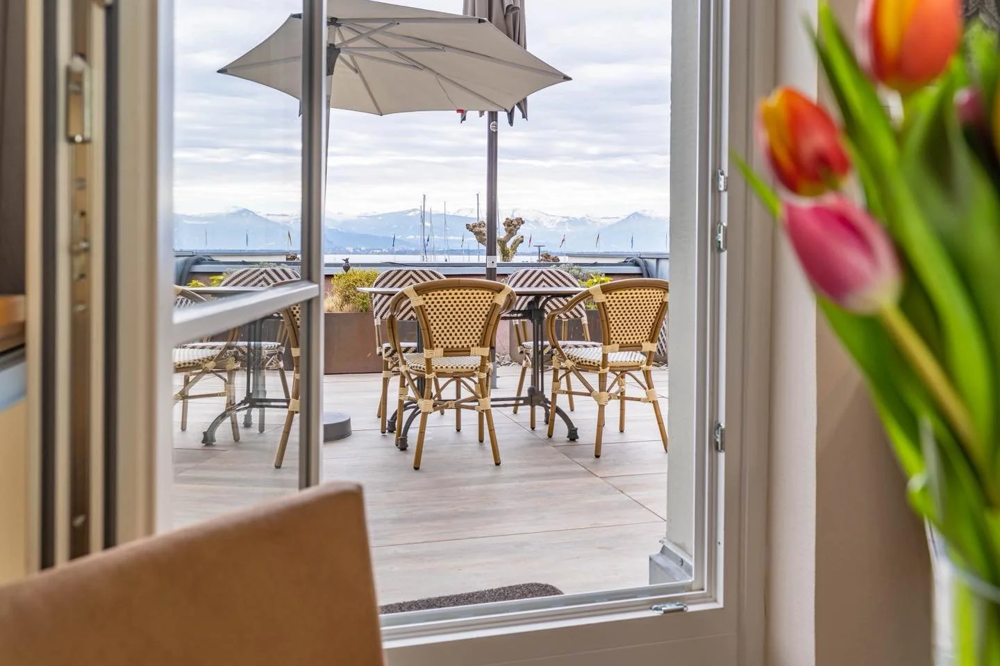 Ein bisschen frischer Wind, ganz viel Seeblick 🌊

Unser Doppelzimmer PORTO 🧡 mit Terrasse zeigt sich in neuem Licht: mit liebevollen Details, neuen Vorh&auml;ngen und Lese-Lampen haben wir noch mehr Gem&uuml;tlichkeit geschaffen &ndash; f&uuml;r en
