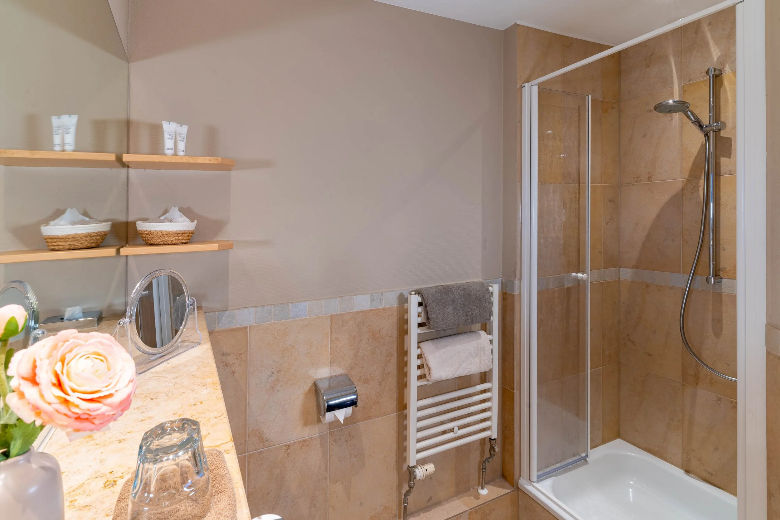 saubere Badezimmer mit Dusche im Hotel Schreier Insel Lindau