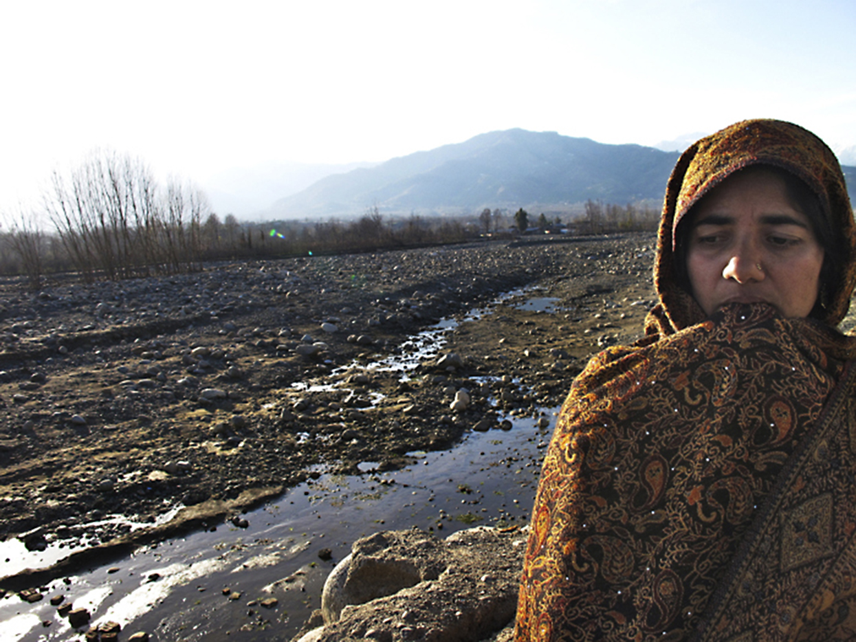 Swatdalen, 2010. Aisha fick se hela sitt liv sköljas bort när en femtedel av Pakistan las under vatten i landets värsta översvämningar någonsin. Nu vet hon inte var hon ska ta vägen. Foto från Shora Esmailians reportageresor inför boken "Ur askan - …
