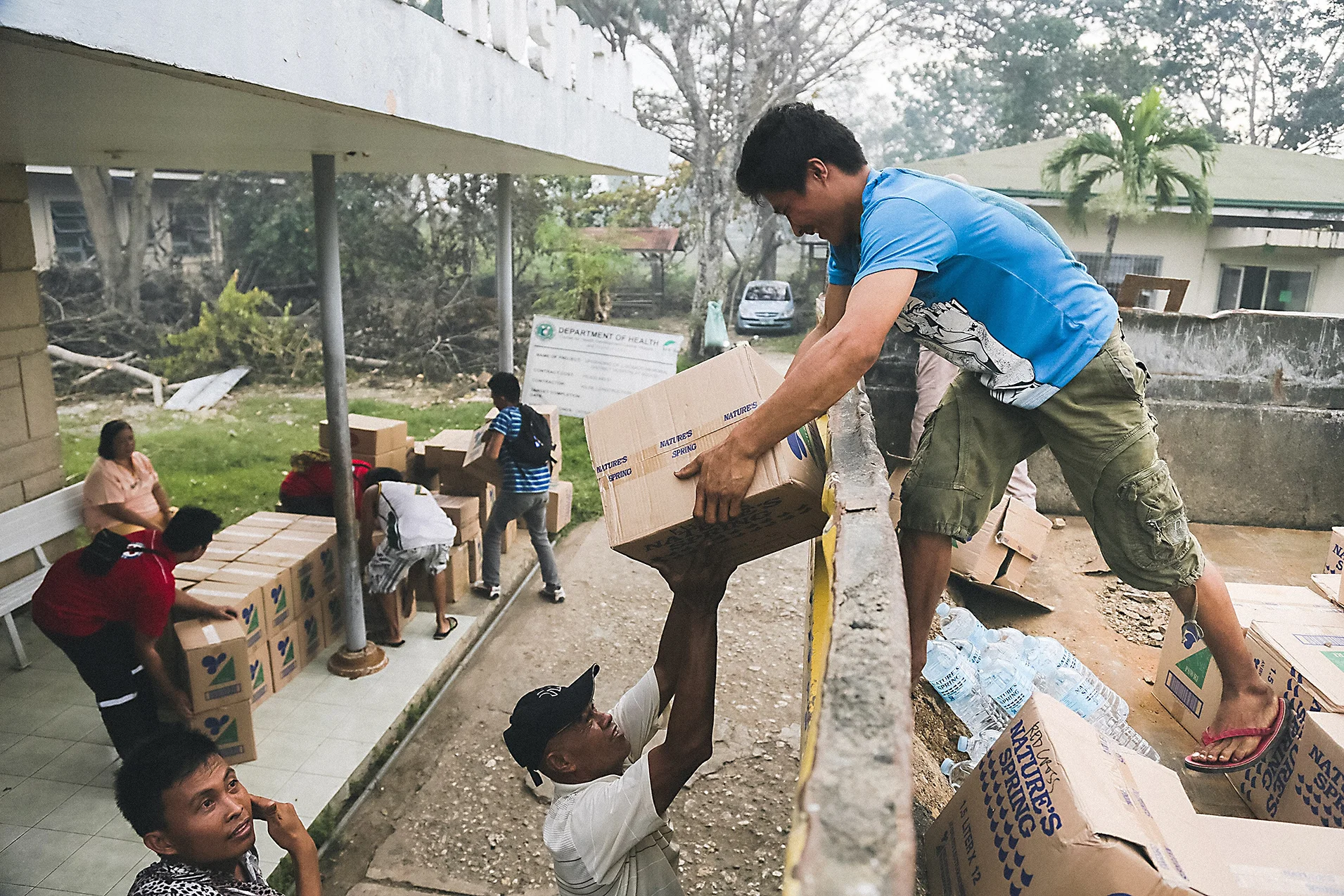 Tyfonen Haiyan, Röda Korsets frivilliga levererar förnödenheter till Juan B Dosado-sjukhuset i Norra Cebu.Foto: Jarkko Mikkonen/Finnish Red Cross