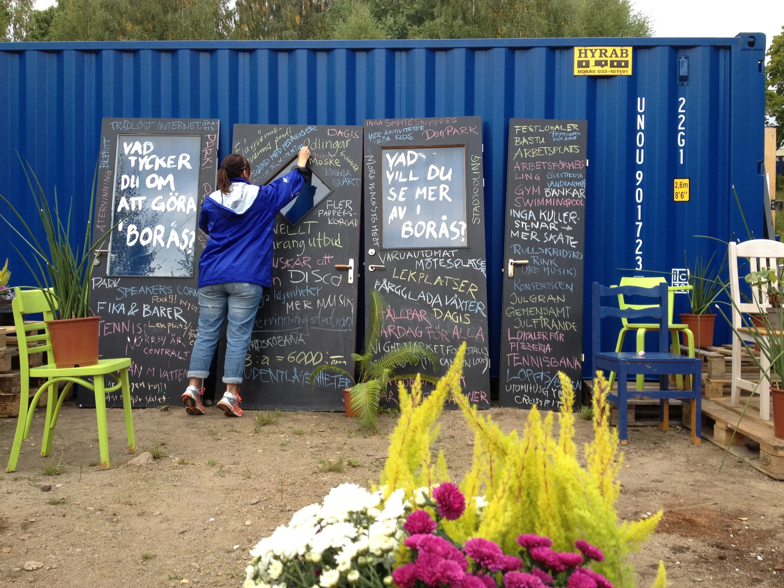 En tillfällig mötesplats på platsen där den nya stadsdelen skall byggas. Foto: Kristina Axelsson