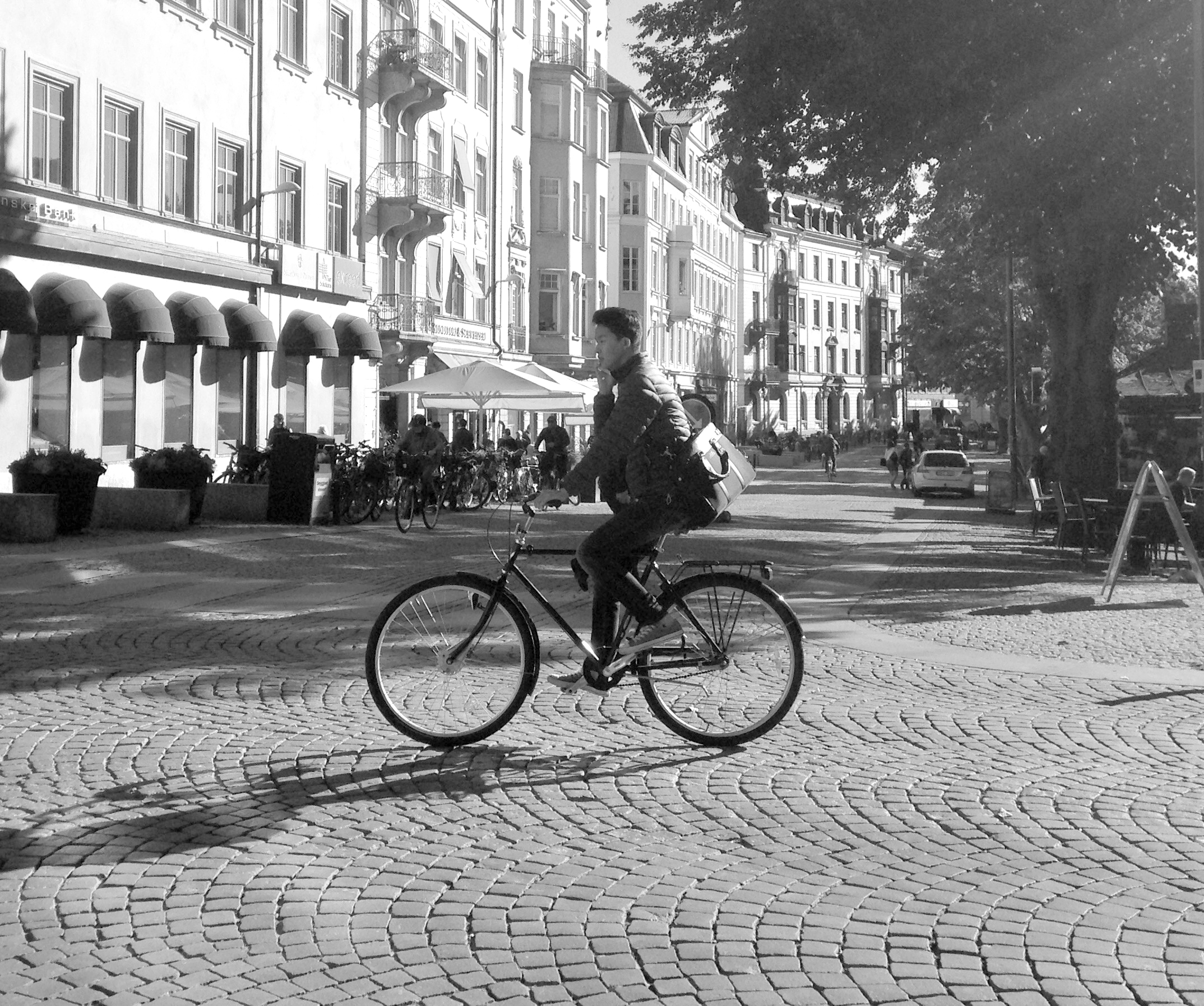Riskkompensation handlar om att inta ett mer riskfyllt beteende i miljöer som innefattar låga risker, än i de med höga (Fick 2010). Det kan till exempel handla om att inte använda cykelhjälm och att ägna sig åt distraherande aktiviteter under färd. 