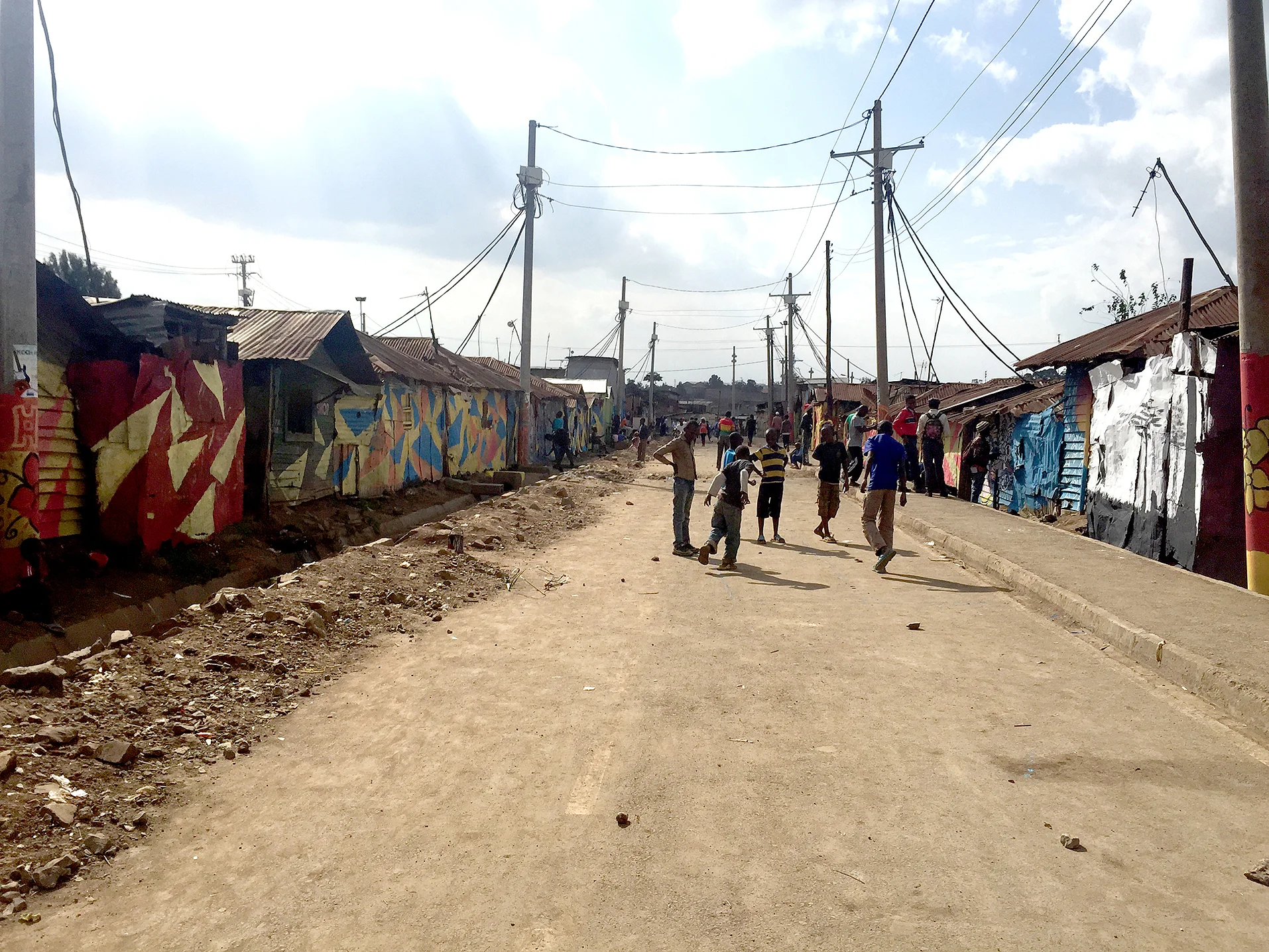 Den informella bosättningen Korogocho ligger i Nairobis nordöstra delar. Under 2012 asfalterades områdets fyra huvudgator som en del av ett slumuppgraderingsprojekt initierat av Kenyas regering.&nbsp;