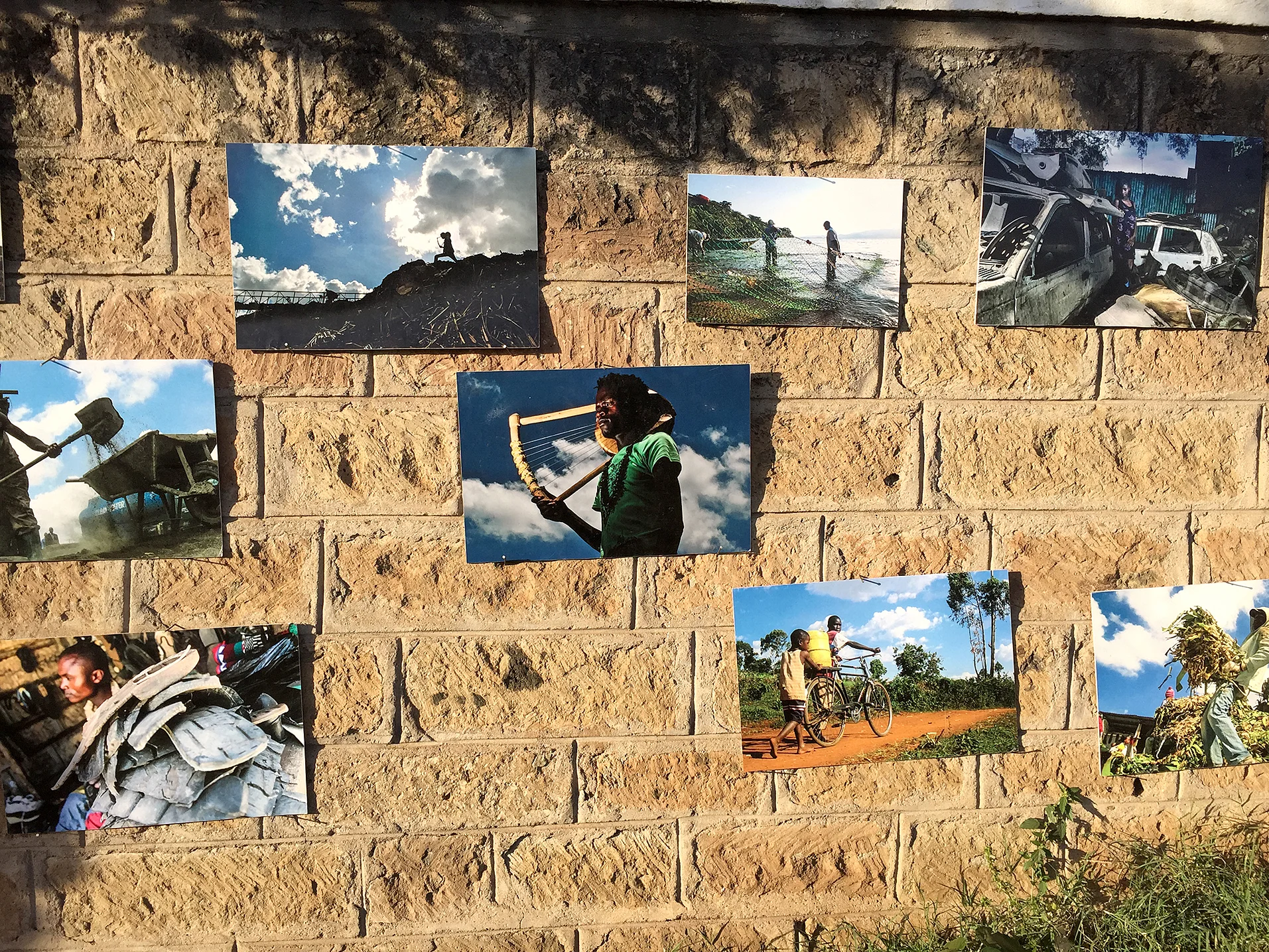 Tillsammans med lokala konstnärer och några av Nairobis största namn inom gatukost, samlas barn och ungdomar från området för att förvandla gatorna till offentliga konstverk.&nbsp;
