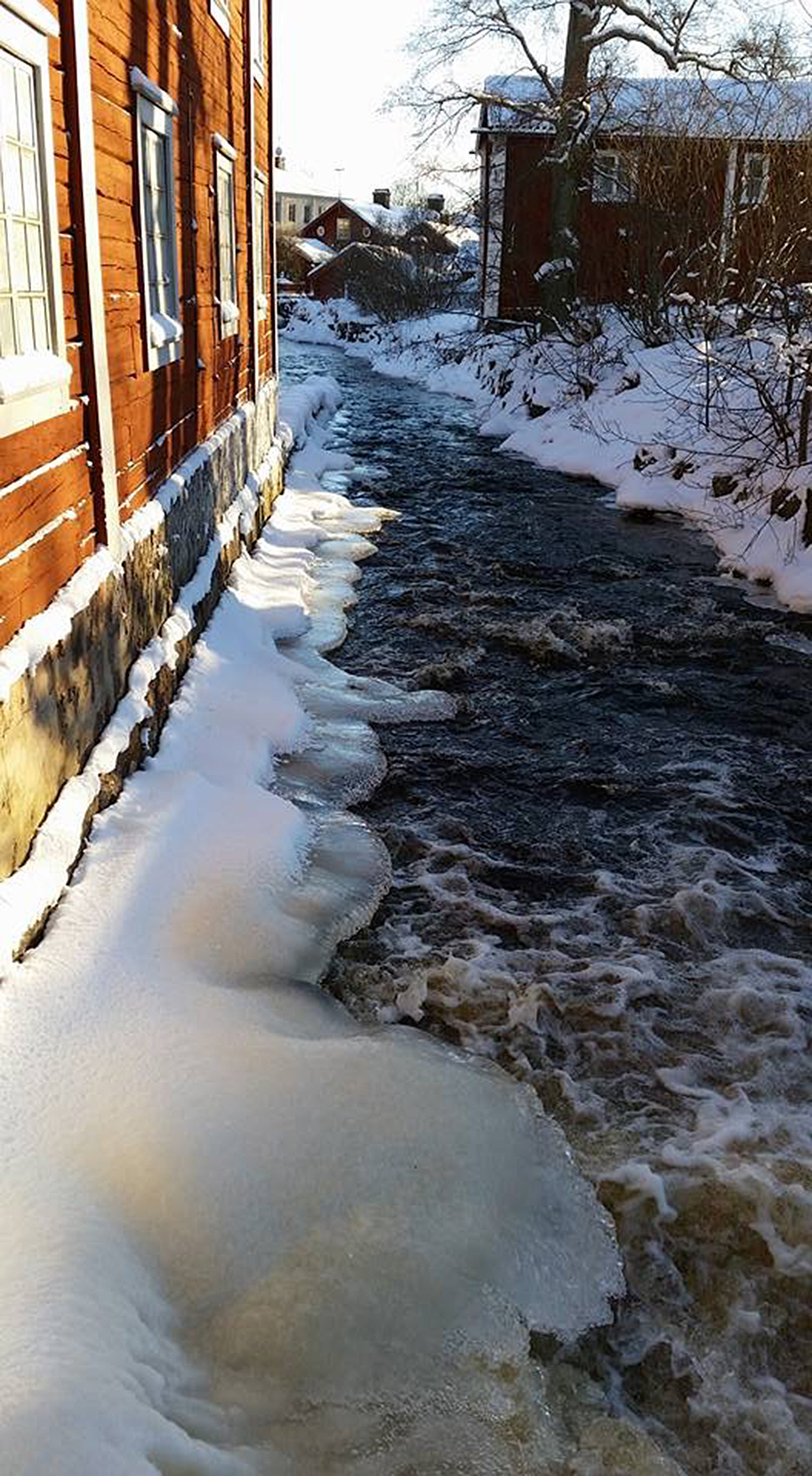 Norbergsån. Efterfrågan på attraktiva lägenheter i centrala Norberg är stor men kanske måste kommunen ta en del av risken för att privata aktörer ska våga satsa enligt Åsa Eriksson. Fotograf: Caroline Persson