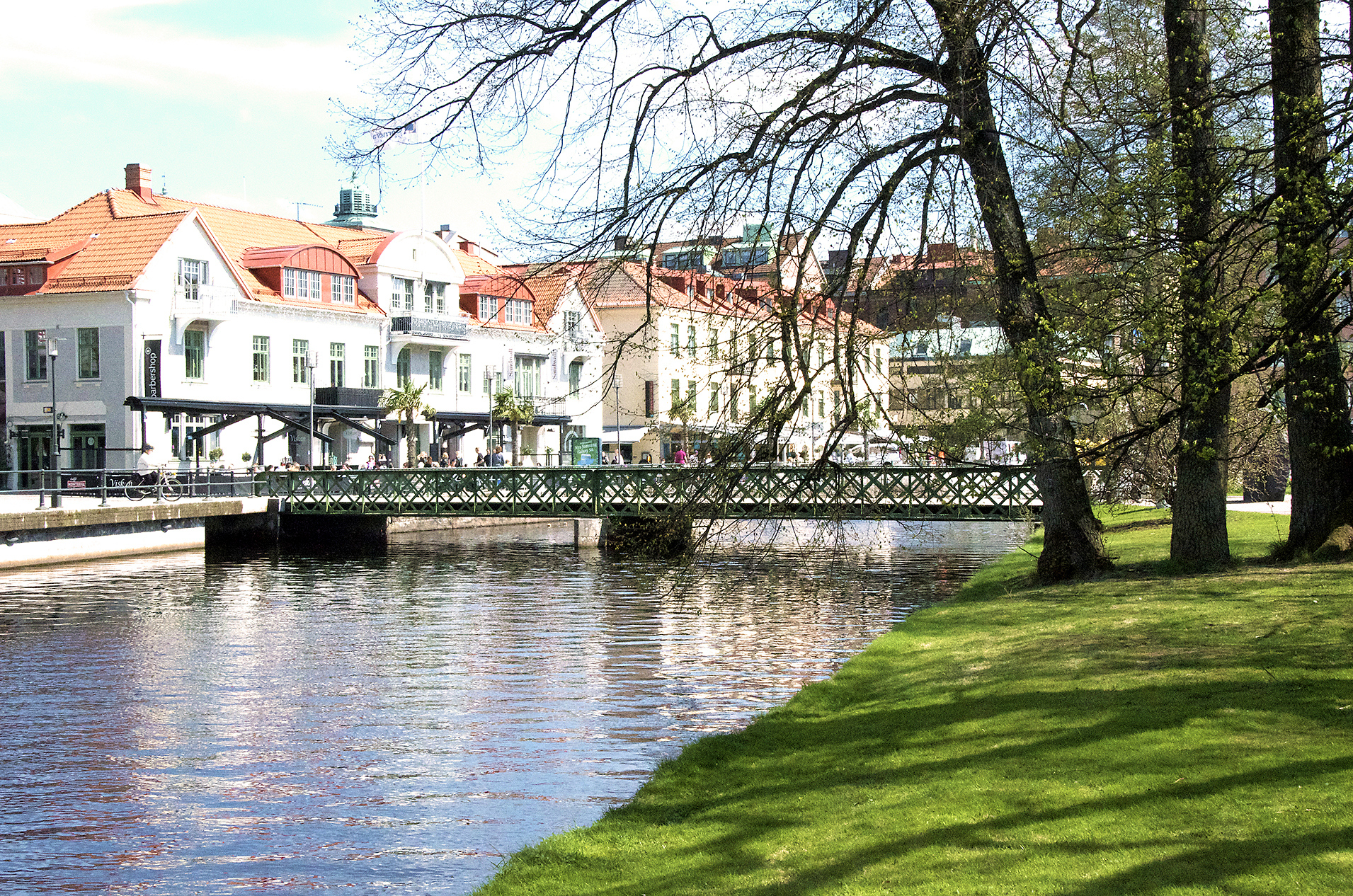 Viskan sedd från Stadsparken. Foto: Annika Klemming Ett bra exempel är Borås, som genom Välfärdsbokslut följer upp olika mätetal för folkhälsan årligen. Ett av många mål är att det ska ta max tio minuter för att ta sig till närmaste naturområde utan bil.