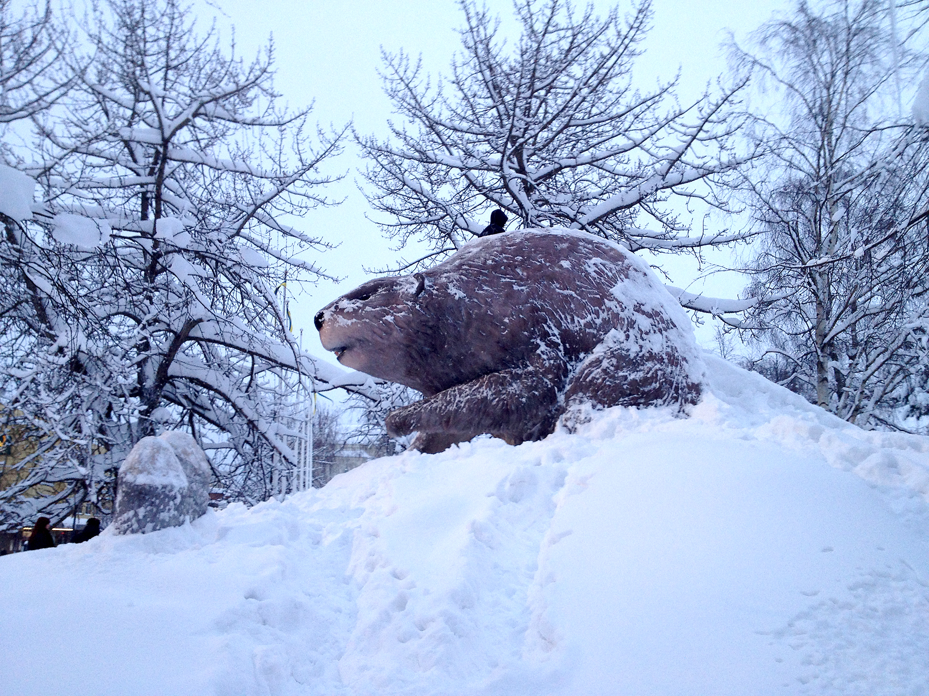 Snöskulptur och rutschbana. Ett återkommande vinterelement i Luleå stadspark.