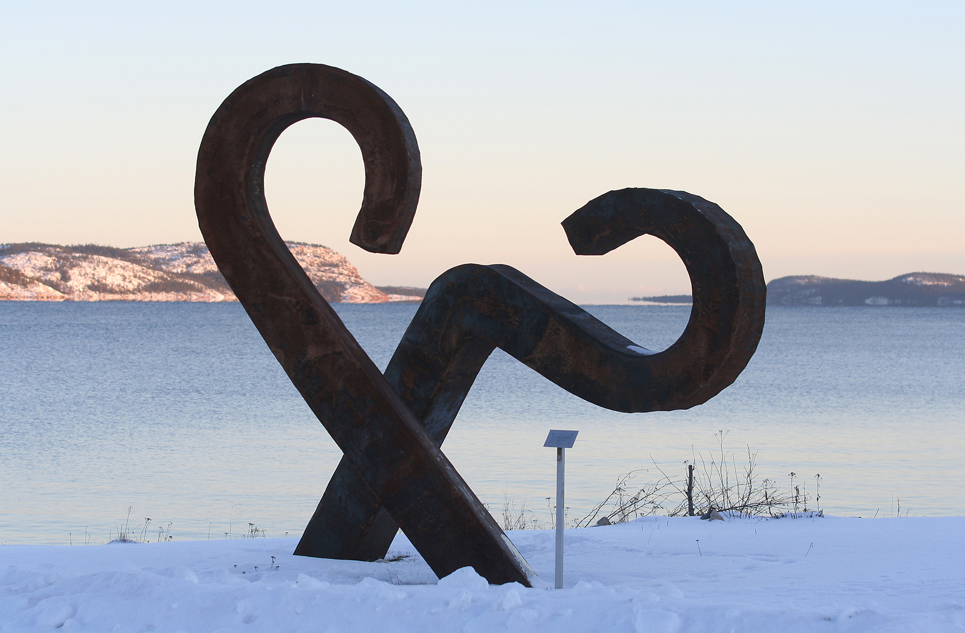 High Coast Art Valley var ett projekt som pågick under åren 2013 och 2014. Syftet har varit att använda kulturen för att öka tillväxten i ett utpekat geografiskt område, med Herrgårdsparken som centrum och som en utveckling av konsten i Köpmanholmen-Nätra-Sidensjö. Området stod inför stora utmaningar vad gäller inflyttning, tillväxt och utveckling. Det handlar om att locka turister med konst och kultur, för att framför allt besöksnäringen ska kunna öka sin omsättning och vinst samt antalet anställda. Främst vill man öka antalet utländska turister. Projektet har haft ett tätt samarbete med Jonas Nätterlunds stiftelse. Samarbetet anses ha varit mycket framgångsrikt. Foto: Göran Omnell