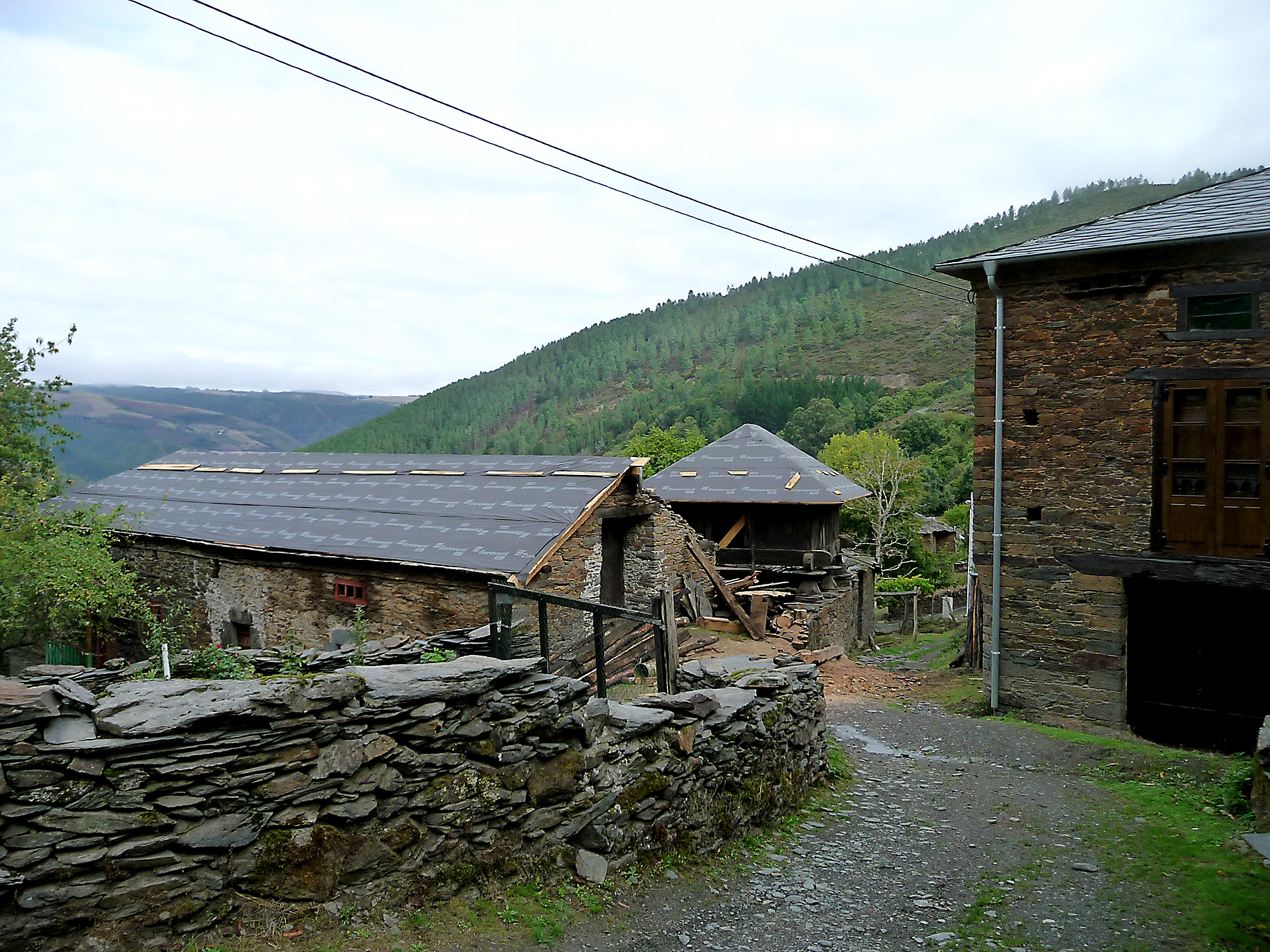 All projects in Muimenta were developed outside the realm of governmental planning. Their latest project is the renovation of the old school and neighboring church, shown on this picture.