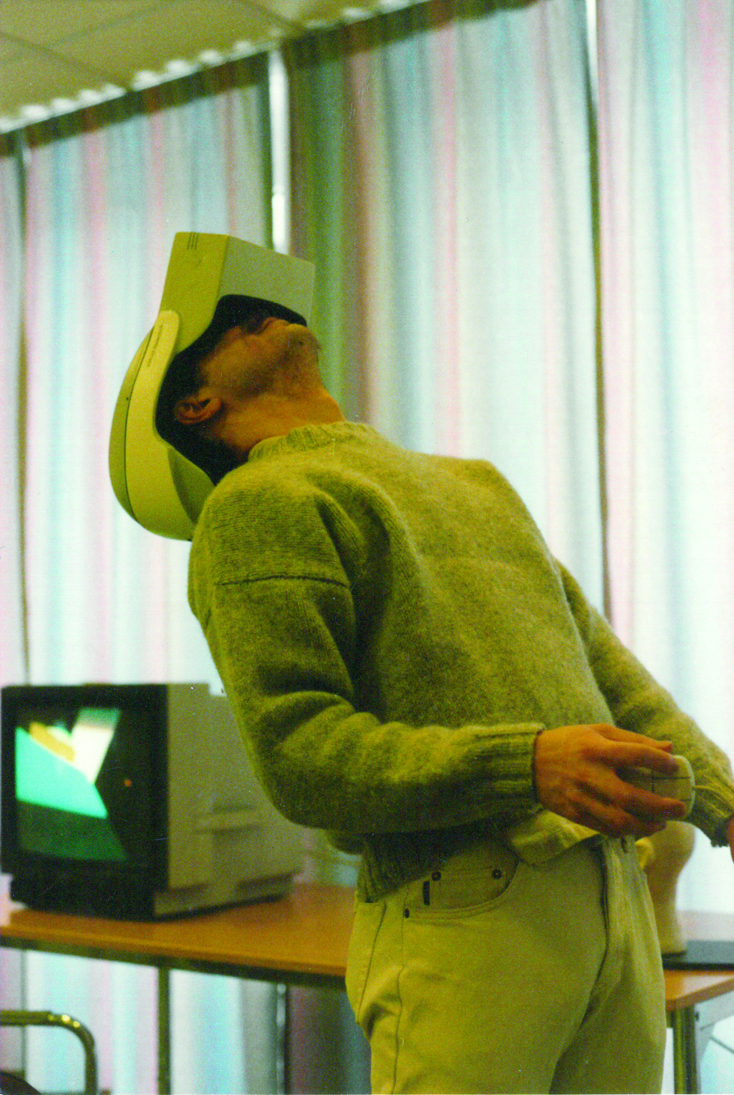 Virtual Reality 1993 Det här är jag och min klasskamrat. Vi går sista året på Inredningsarkitektur på Konstfack och året är 1993. På oss har vi vad som då kallades VR-hjälm. Kanske inte lika smidiga som dagens headsets men konceptet är ändå detsamma som idag. Vi gjorde vårt examensarbete på SICS (Swedish Institute of Computer Science) i Kista och det handlade om gestaltning av virtuella mötesplatser. På SICS arbetade man bland annat med forskning inom Virtual Reality och det som fascinerade mig då var att man var så tydligt influerad av science fiction. De refererade ofta i sin forskning till William Gibson och begrepp som cyberspace och avatarer. Virtual Reality behöver inte innebära att man använder ett headset och ett headset innebär inte att det man ser är Virtual Reality. 