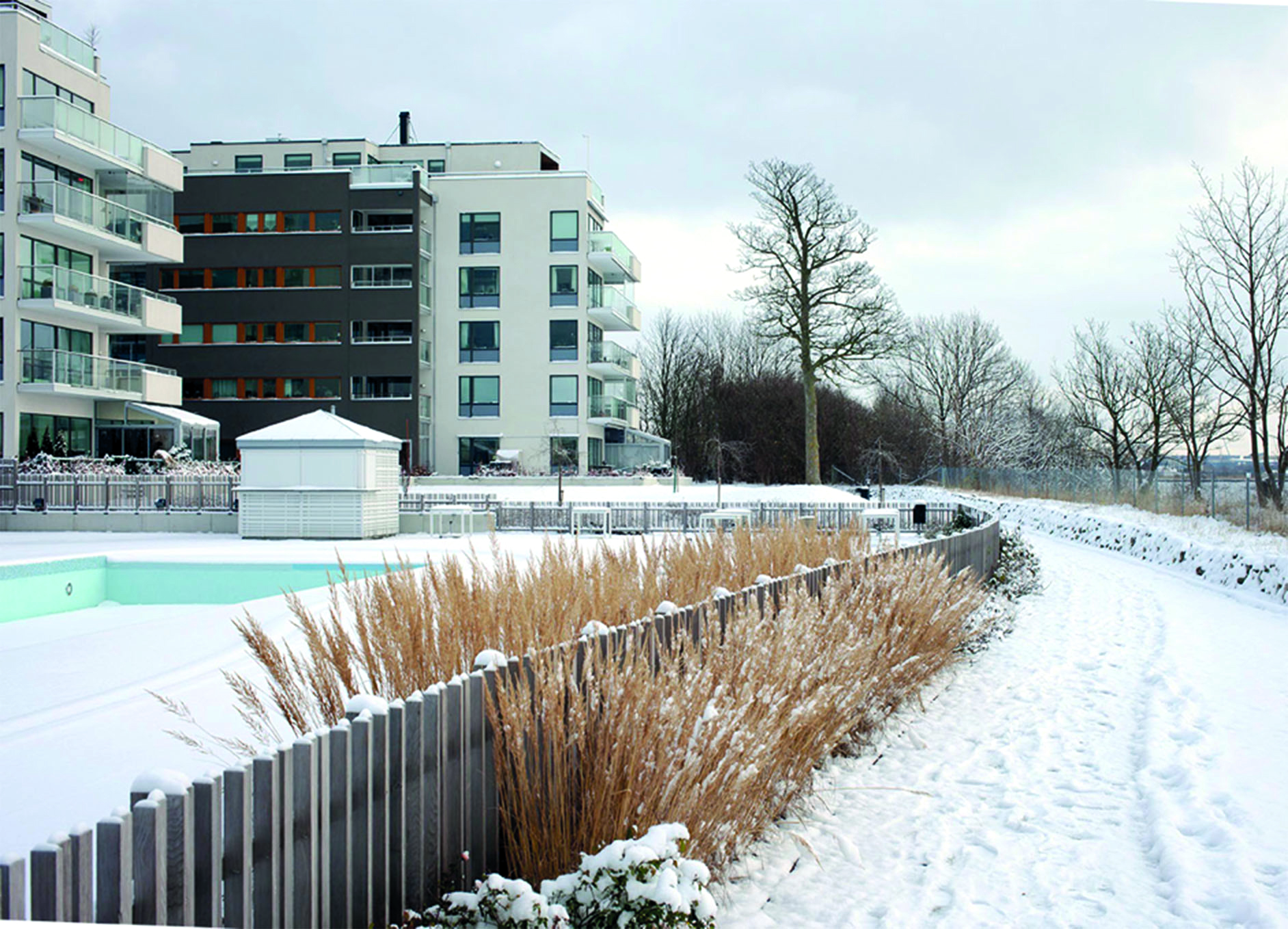 Ett enskilt staket som omgärdar en bostadsrättsförening kan synas vara oviktigt, men när allt fler kvarter stängs av och bostäder omgärdas av stängsel reduceras tillgängligheten till platser som tidigare var allmänna. Foto: Sarah Newman