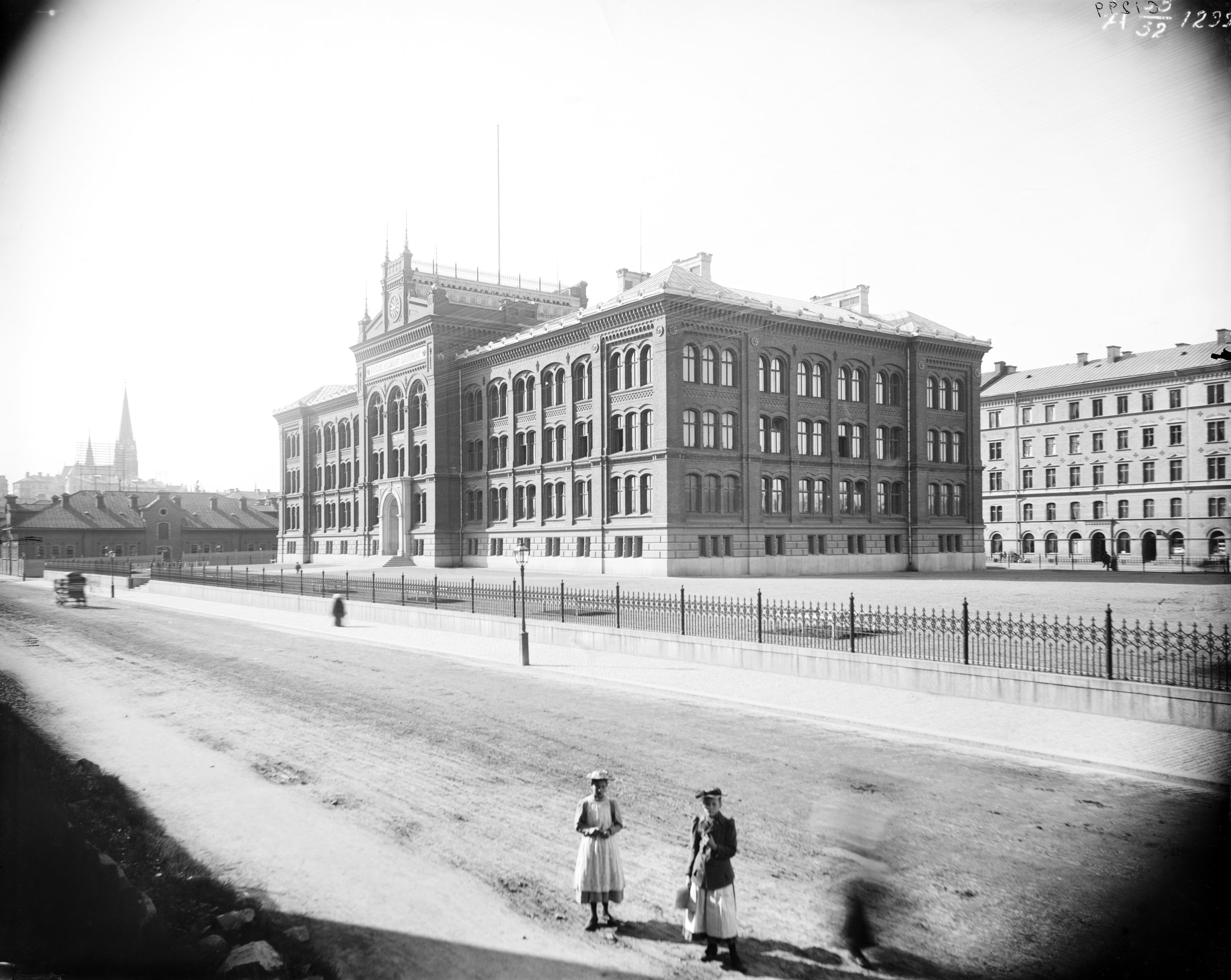Norra Real 1896. Bortsett från kvinnornas klädsel och avsaknaden av trafik, så hade fotot kunnat vara taget idag. Så välbehållen är byggnaden, trots att den har varit i bruk i 135 år. Foto: Carl Johan Gimberg/Stockholms stadsmuseum