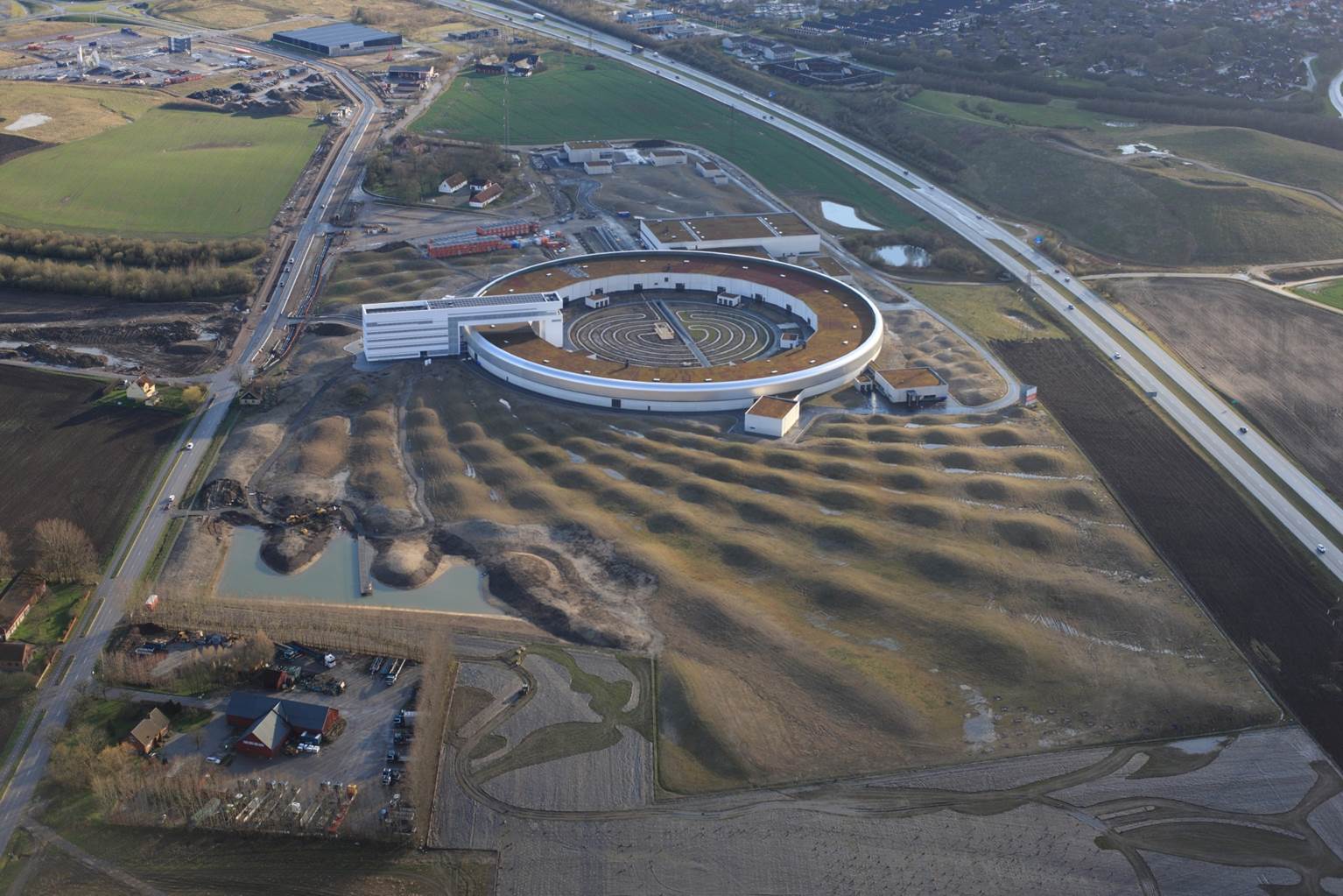 MAX IV i det konstruerade landskapet och med innergårdens labyrint synlig ©ABML4