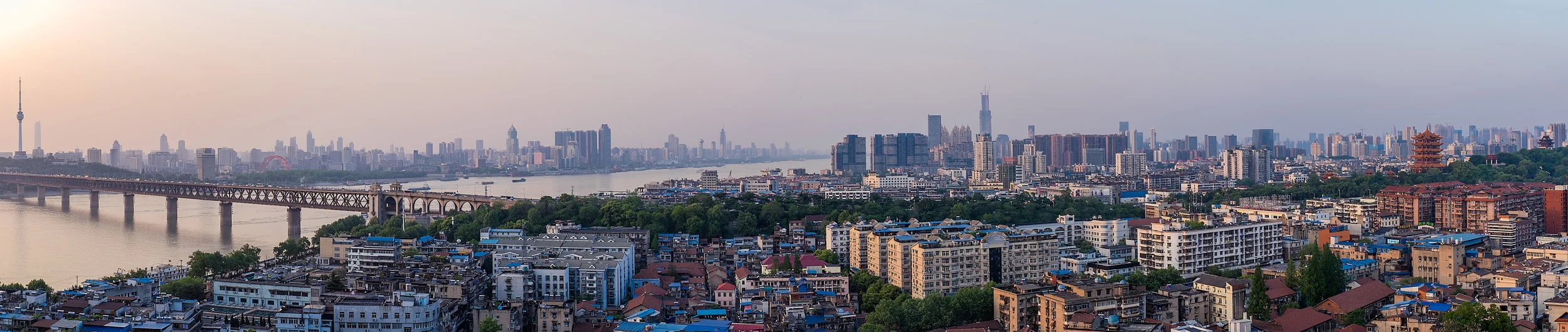 Wuhan_panorama över stadskärnan.jpg