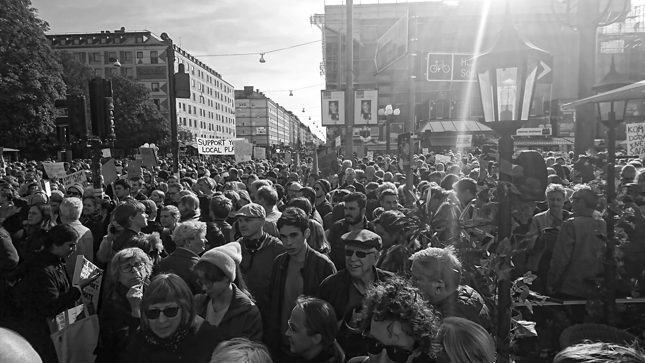 Deltagare i klimatstrejken på väg från Medborgarplatsen till Kungsträdgården i Stockholm. Den 27:e september 2019.