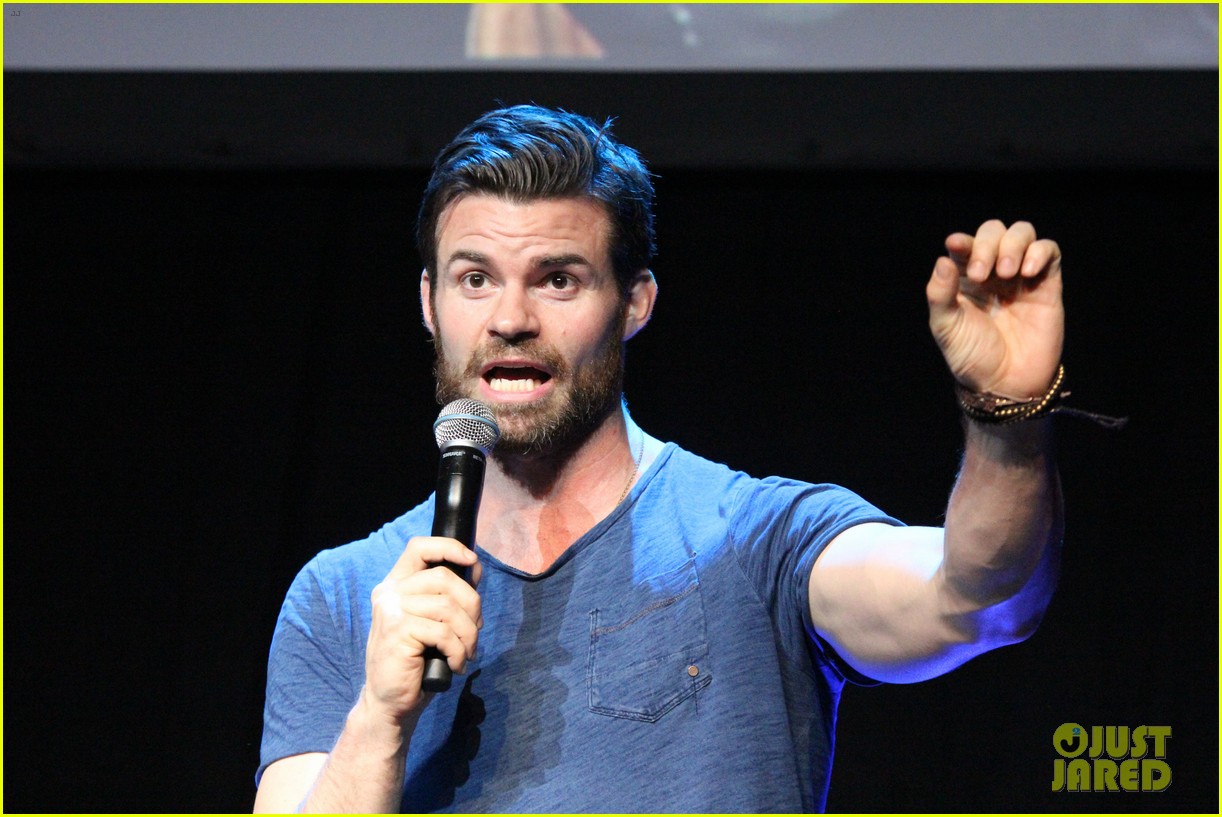 ian-somerhalder-daniel-gillies-bloody-night-con-29.jpg