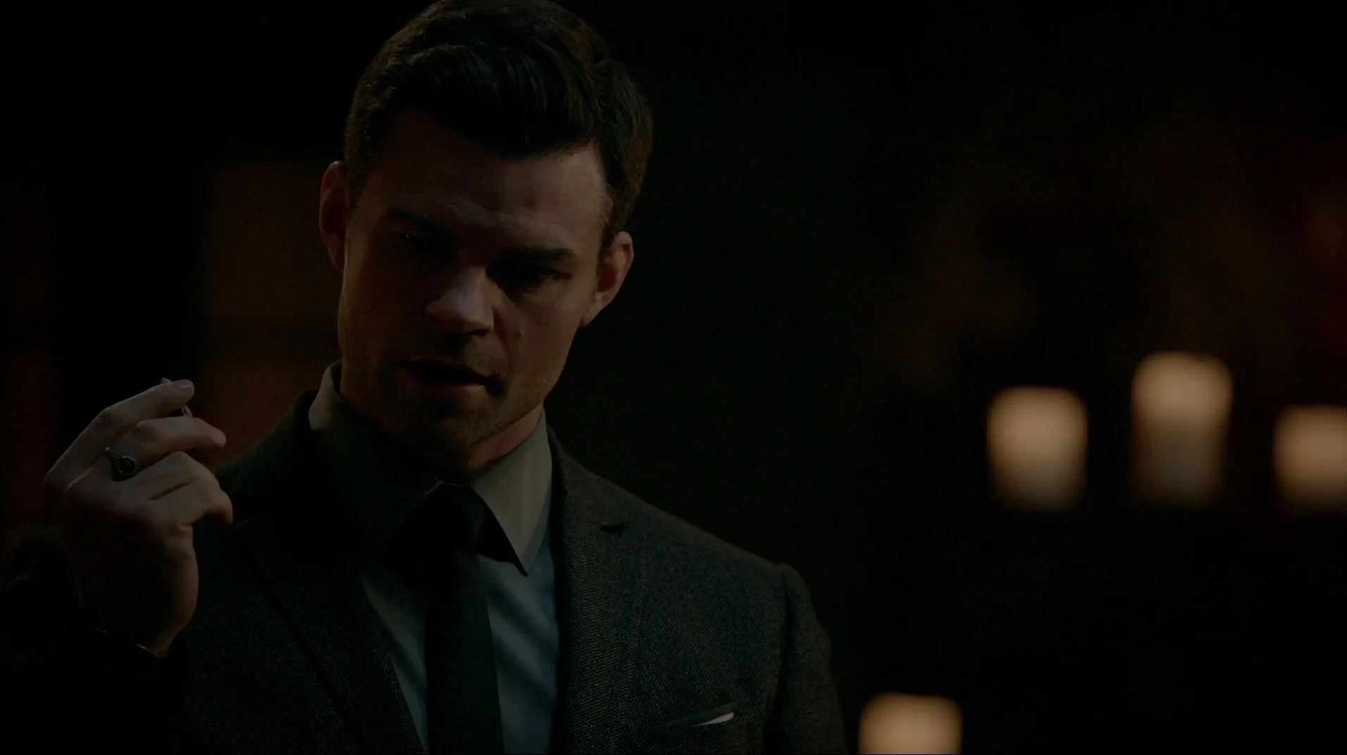 3x16 Alone with Everybody