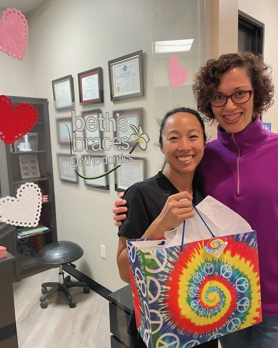 Our wonderful Kimberly got the whole office some presents - and we are still smiling over the incredibly thoughtful gift! 🎁 🙏🤩 

Some little teeth friends moved in and one of them already made itself very comfortable around the office&hellip; let&