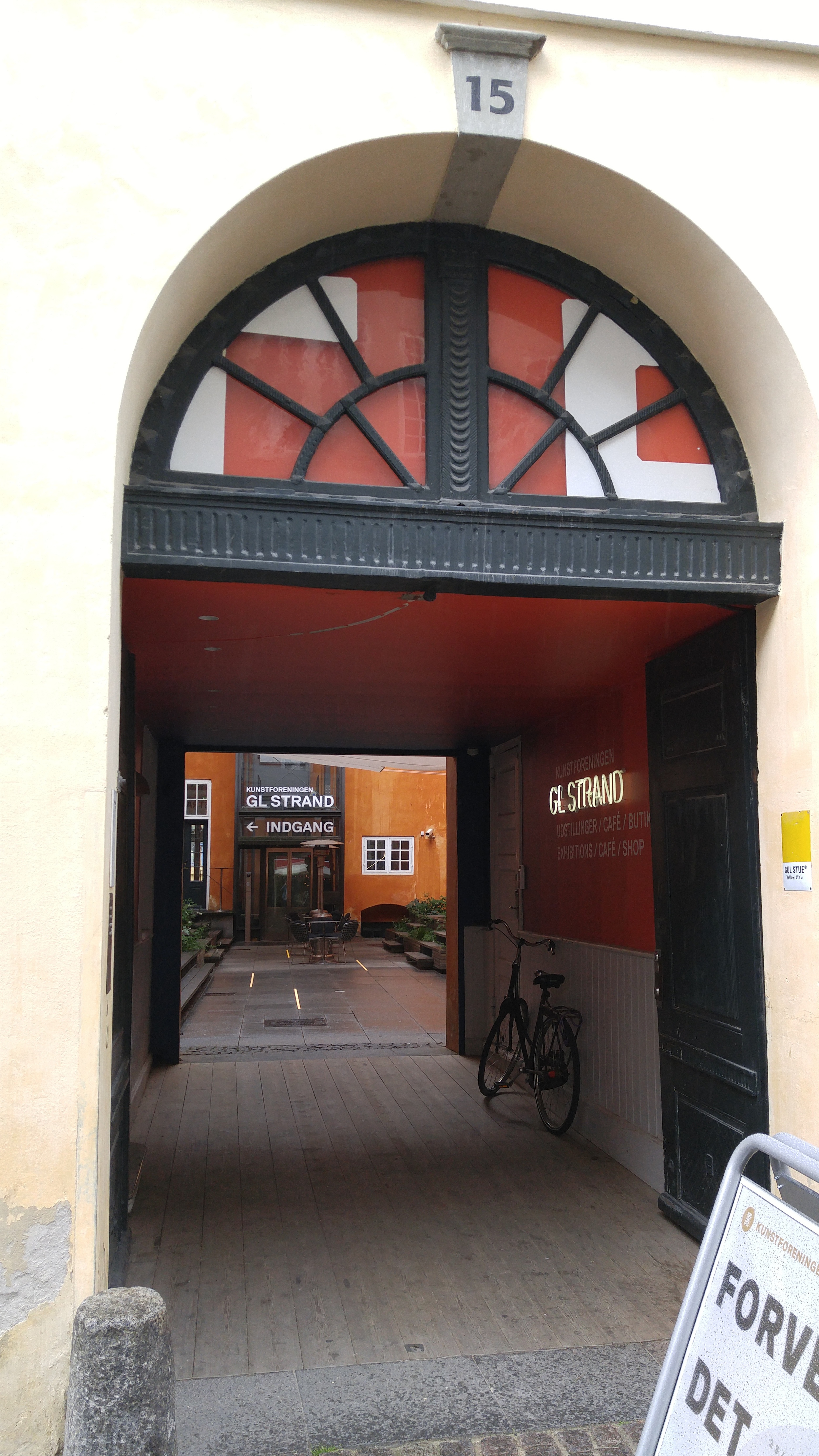 An alleyway "cavity."