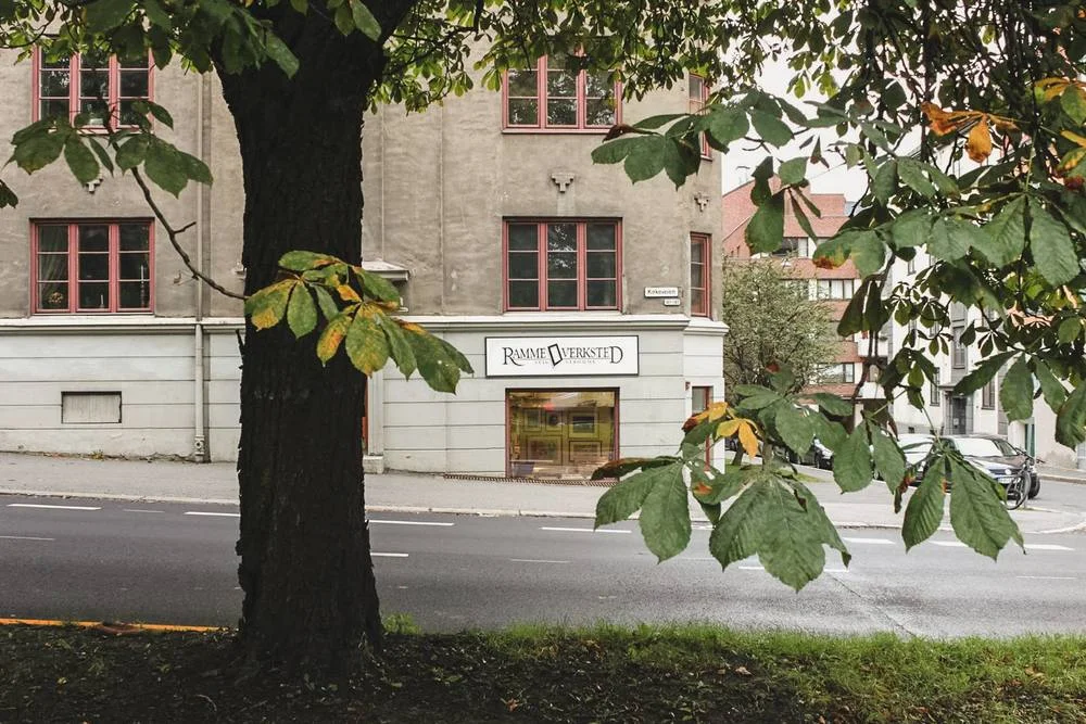 Rammeverkstedet ligger i August Cappelens gate 3a, noen hundre meter opp Kirkeveien fra Majorstuen. Kontakt: 22 69 29 60