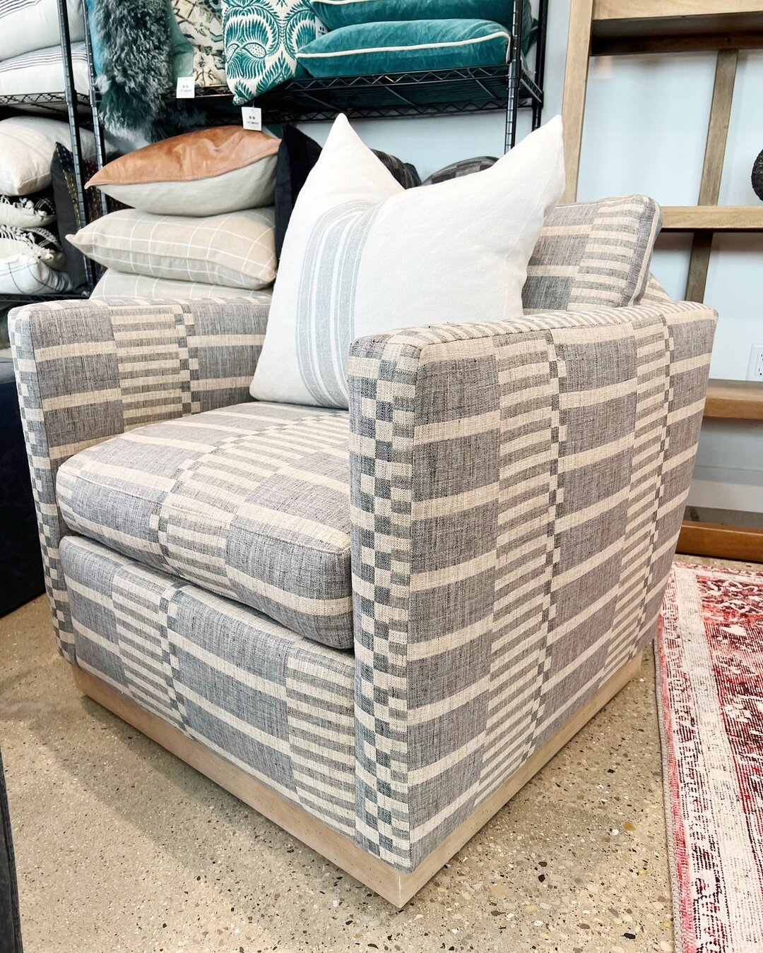This swivel always has our attention! Last chance to save 20% off furniture and 15% off storewide!

#interiordecorating #furniturestore #ghomestore #hometrends #style #shoplocal #elmgrove #interiorhomes #swivelchair #pillows #customupholstery #design