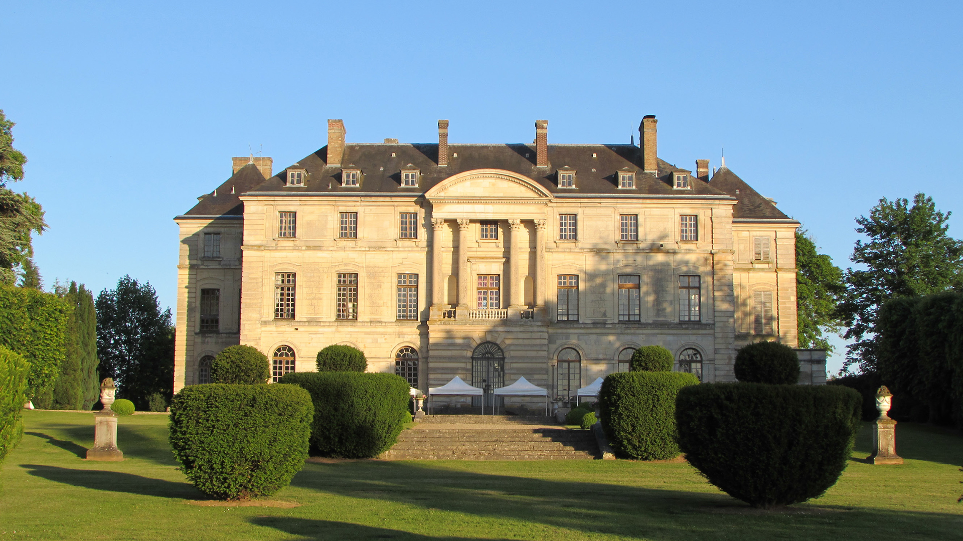 Chateau-Montgobert-façade1.jpg