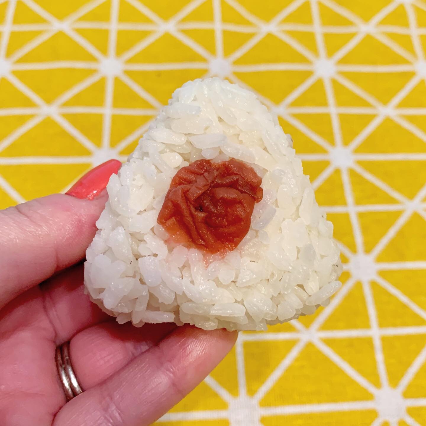 I think that onigiri are always cute, but it&rsquo;s especially true when I make them half the size 🍙 💕
.
.
.
.
.
#bento #austin #bentolunch #lunch #obento #obentogram #japaneselunchbox  #obentobox #bentoideas #bentoboxlunch #弁当 #お弁当 #今日のお弁当 #お弁当記録