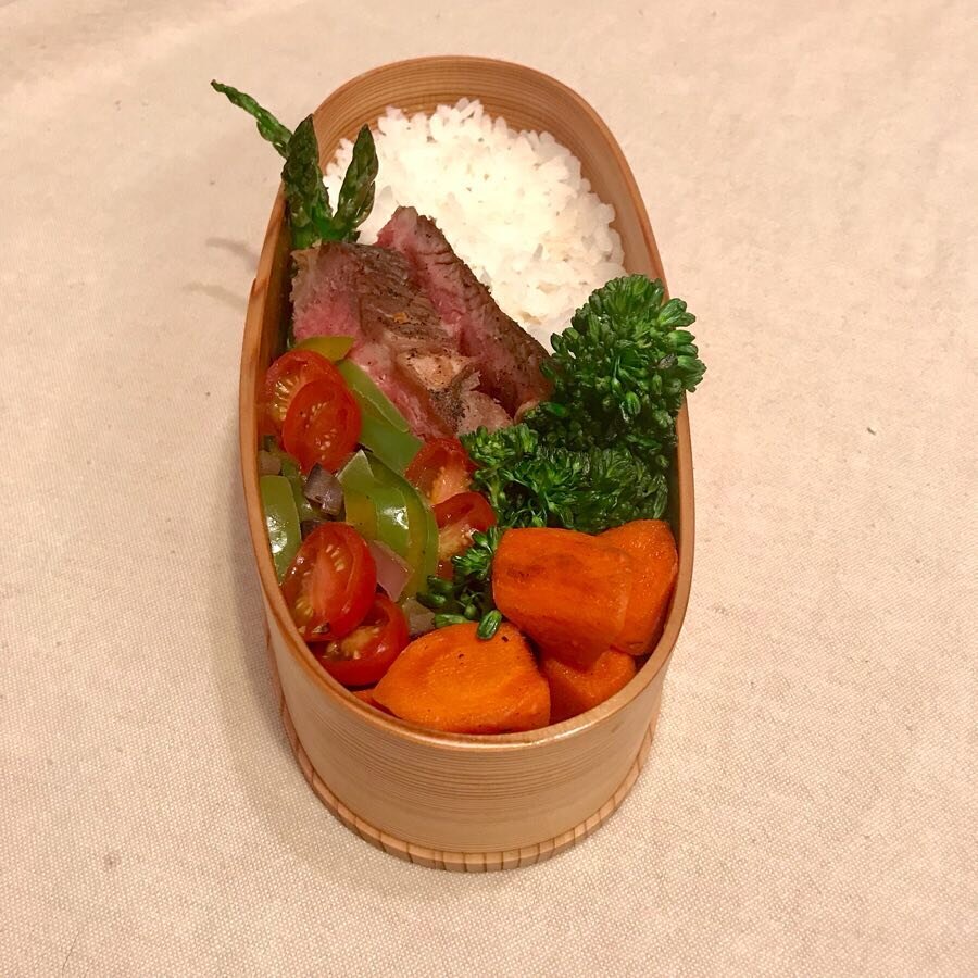 It&rsquo;s my 100th post today!! 🎉 Today I used asparagus, steak, carrots, broccoli and saut&eacute;ed green bell pepper with red onion, plus rice of course. I hope you have a great day!
.
.
.
.
#bento #bentobox #austin #bentolunch #lunch #obento #o