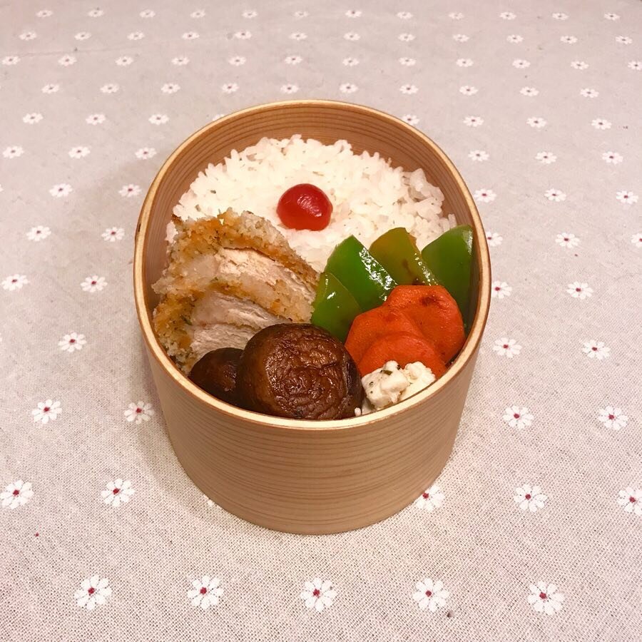 I have to admit that I ran out of pickled plum (ume) to put on my rice so I used a tiny tomato in its place to add color 🍅 In today&rsquo;s bento is chicken breast, baby Bella mushrooms that were cooked in soy sauce, green pepper, carrot, rice and a