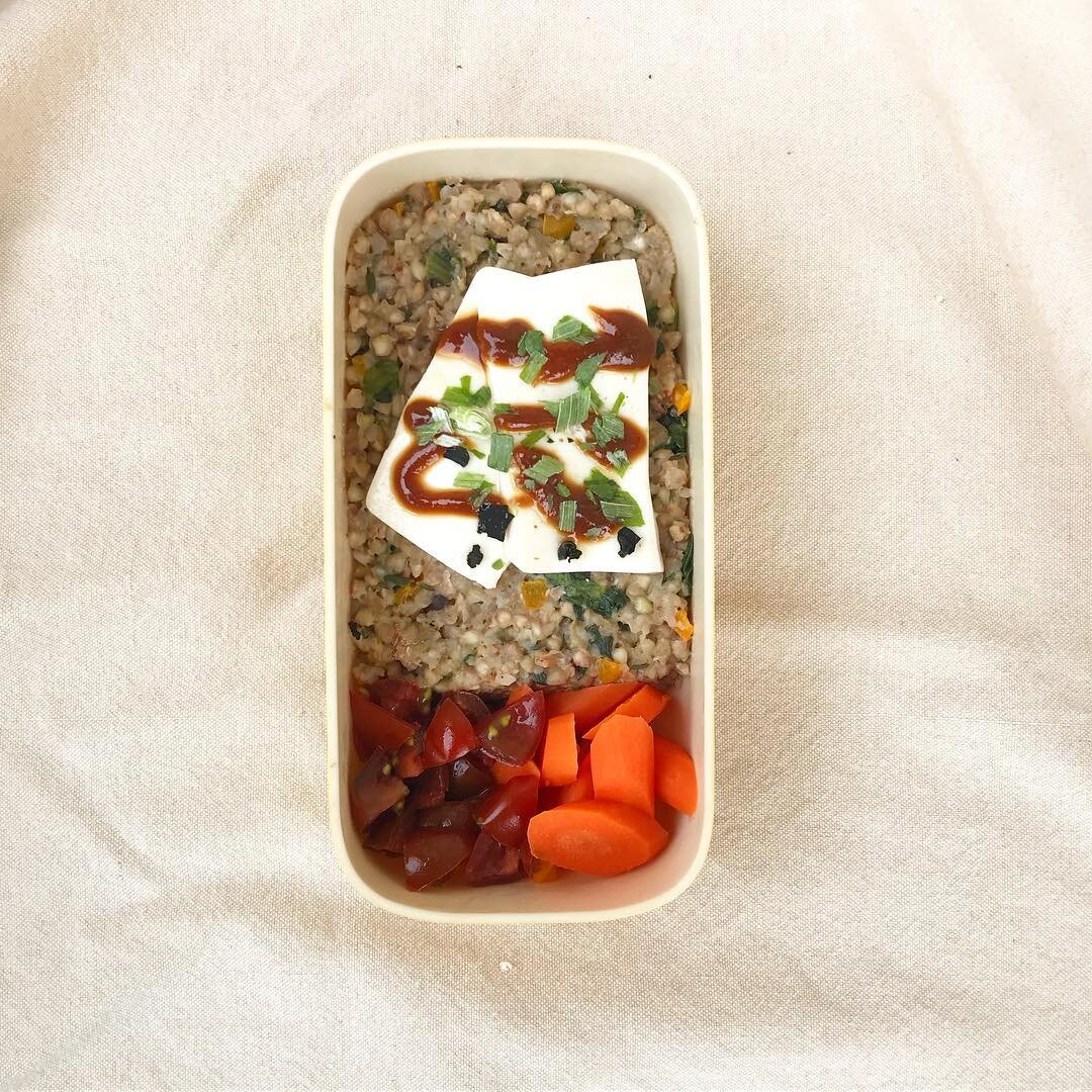 Today&rsquo;s bento was an experiment! I replaced rice with a mix of buckwheat and vegetables, then I put tofu with sauce and green onion on top. I also added cooked carrots and raw tomato for color and a variety of flavors. I hope you have a great d