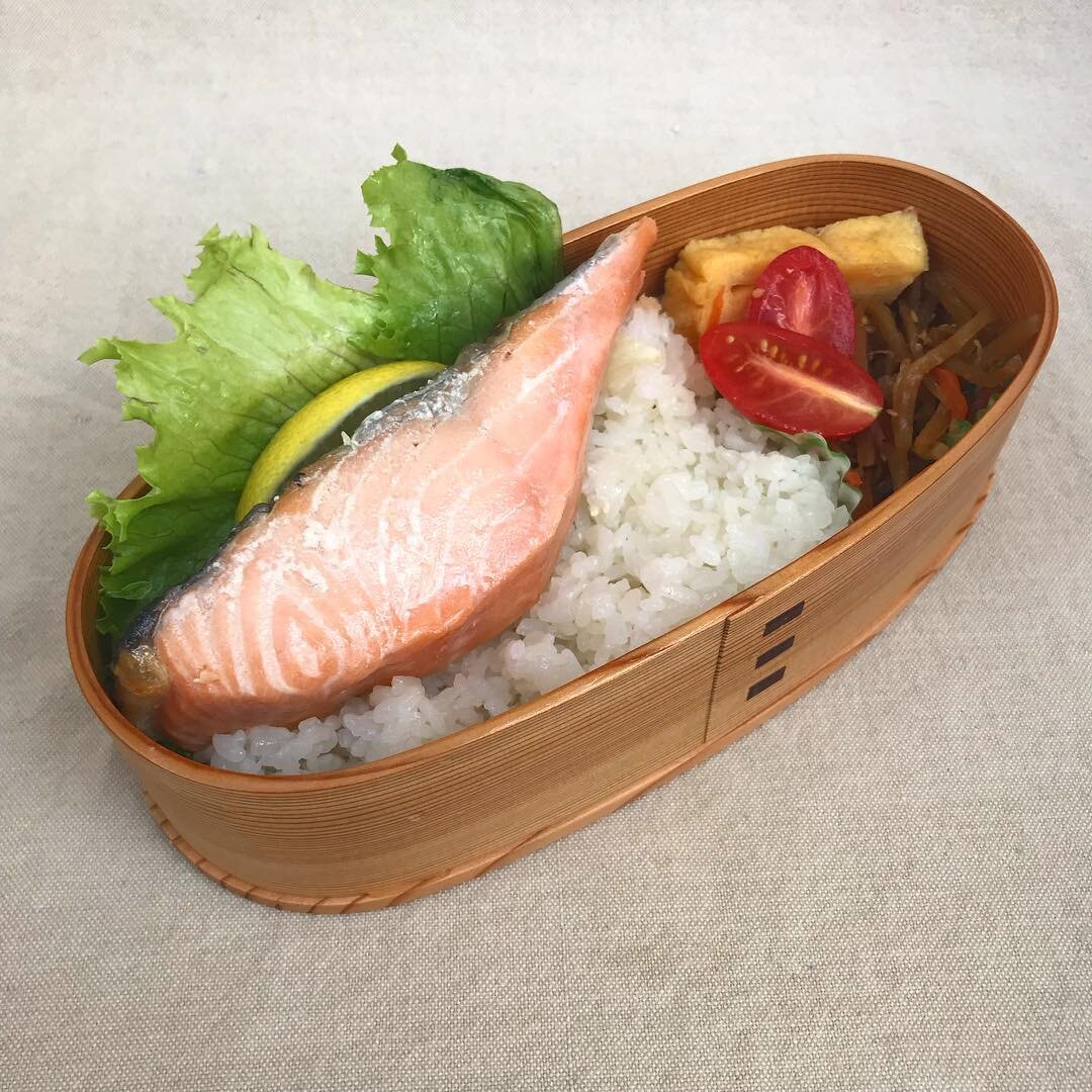 In today&rsquo;s bento is salmon, rice, egg omelette, carrot with burdock root and a tiny tomato. I hope you have a great day!
.
.
.
.
#bento #bentobox #austin #bentolunch #lunch #obento #obentogram #lunch #lunchideas #salmon #japaneselunchbox  #oben