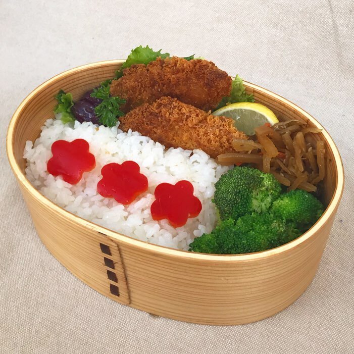 I used to have more flower-shaped cutters, but now I can only find this shape, so it&rsquo;ll have to do! In today&rsquo;s bento is rice, flower-shaped red bell pepper, broccoli, carrot with burdock root and fried fish (with a tiny slice of lemon). I