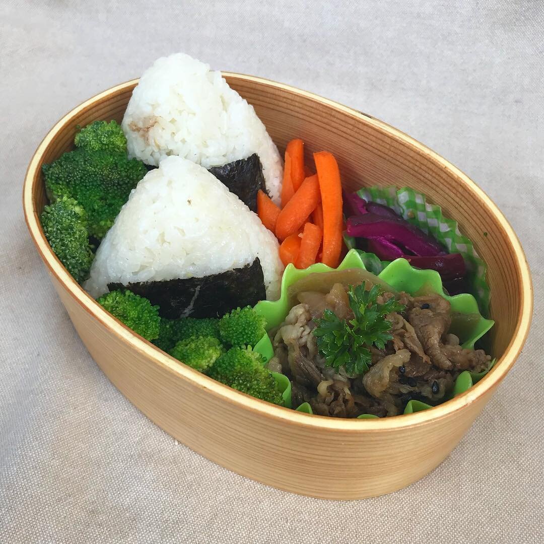 Today&rsquo;s bento is made up of a few leftovers, haha 😂 but I hope it&rsquo;s still delicious! In today&rsquo;s bento is onigiri, broccoli, carrot sticks, pickled eggplant and stewed beef. Have a really great day!
.
.
.
.
#bento #bentobox #austin 
