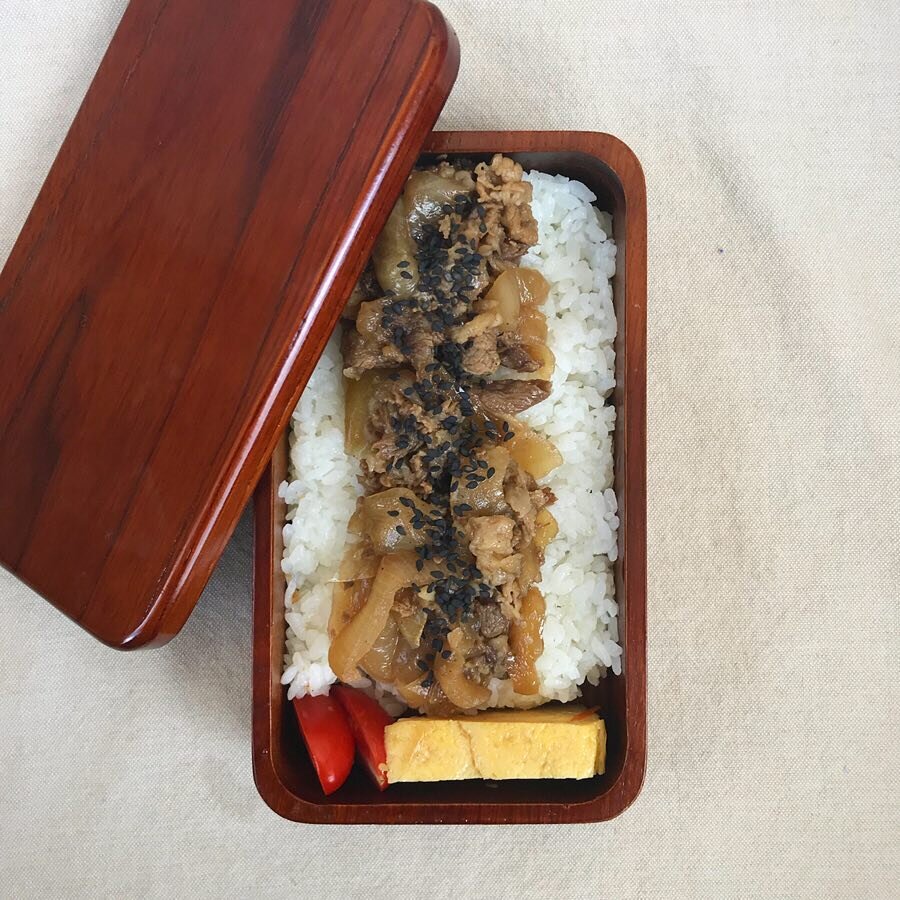 When I put a cherry tomato in my bento, I usually like to cut it in half, I think it&rsquo;s just a little easier to eat that way. 🍅 In today&rsquo;s bento is beef and onions over rice, tomato and egg omelette. Have a great day!
.
.
.
.
#bento #bent
