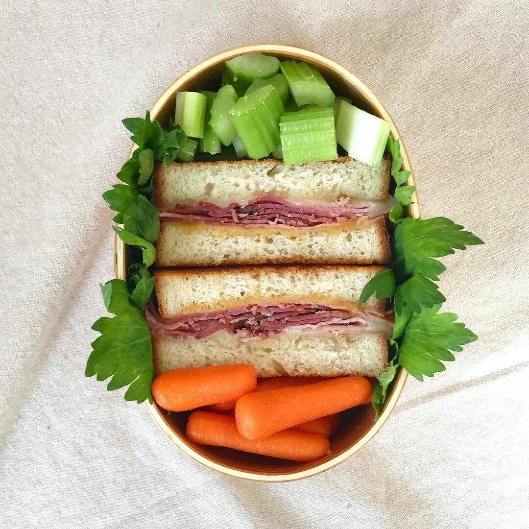 A sandwich is always a very easy to make lunch. In today&rsquo;s bento is a ham and cheese sandwich, carrots and celery. The leaves are celery leaves! I hope you have a great day!
.
.
.
.
#bento #bentobox #austin #bentolunch #lunch #obento #obentogra