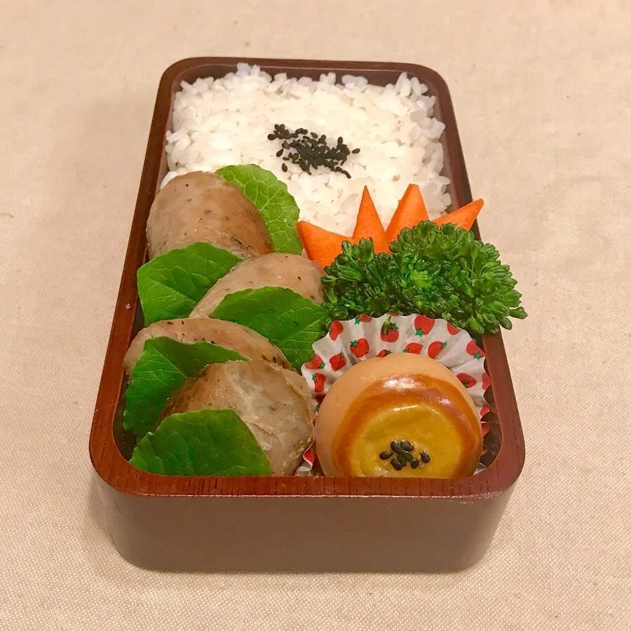 In today&rsquo;s bento is chicken sausage with a little bit of lettuce, a tiny yam bun, broccoli, carrots and rice. Plenty of flavors! I hope you have a great day!
.
.
.
.
#bento #bentobox #austin #bentolunch #lunch #obento #obentogram #lunch #lunchi