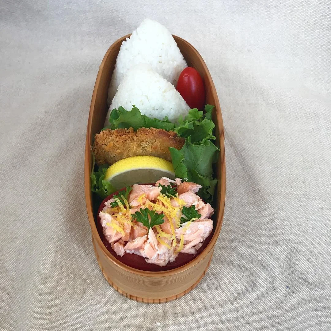 I made something a little different today, it&rsquo;s salmon salad in a tomato cup! I mixed salmon with mayo, salt and lemon juice, then sliced a Roma tomato in half and hallowed it out to make the cup. Then I topped the salmon salad with lemon zest 