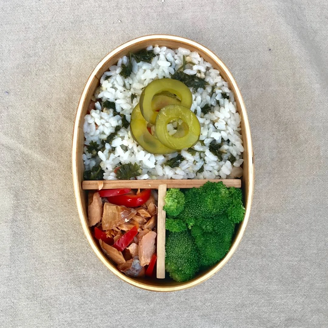While on vacation in Alaska I came across an interesting ingredient - kelp pickles! I brought a jar home and they&rsquo;re delicious and sweet! In today&rsquo;s bento are kelp pickles on top of rice, salmon with red peppers and broccoli. Have a great