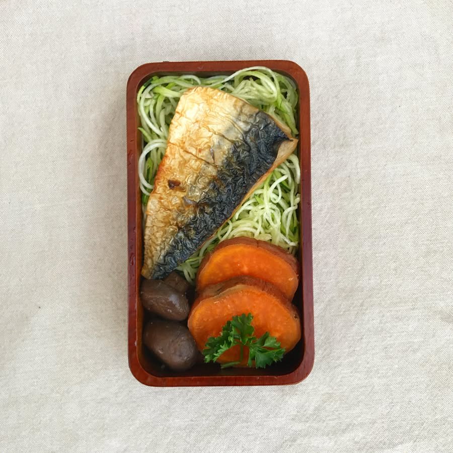 Simple ingredients for a light lunch today. In today&rsquo;s lunch: grilled fish, zucchini noodles, sweet potato and mushroom .
.
.
.
#bento #bentobox #austin #bentolunch #lunch #obento #obentogram #lunch #lunchideas #japaneselunchbox  #obentobox #be