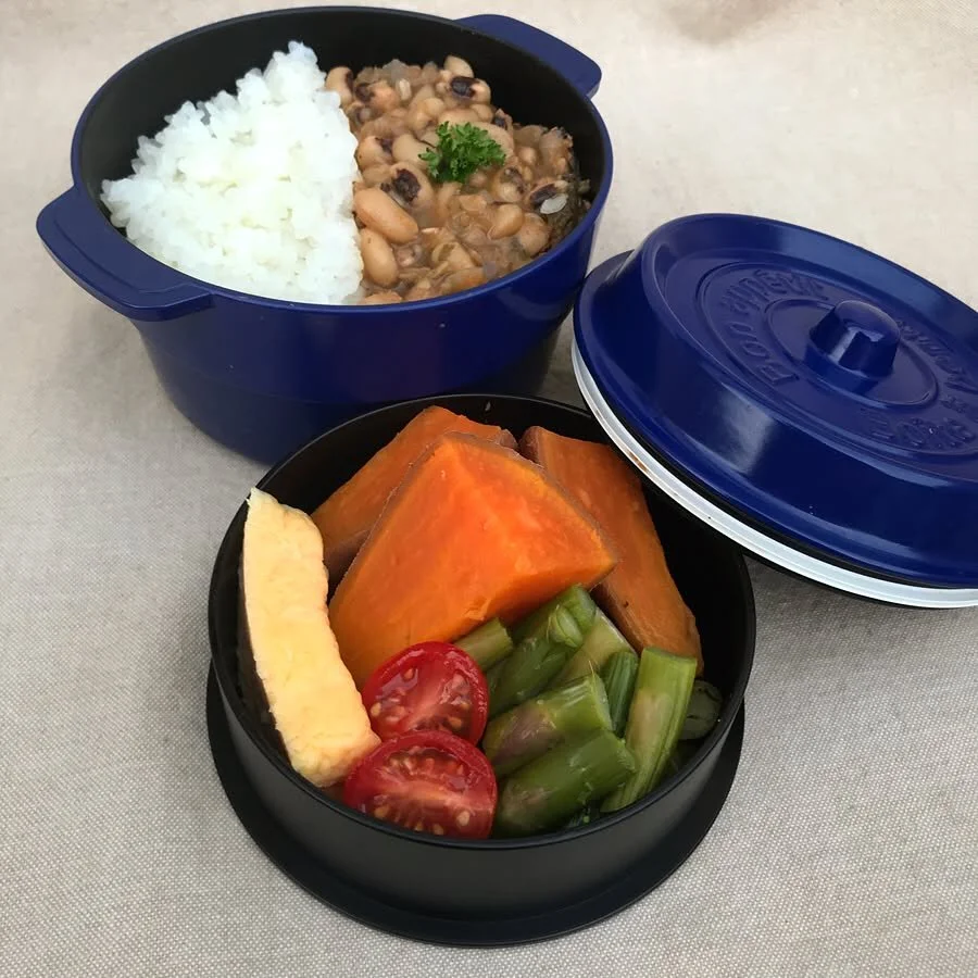 Vegetarian lunch this time. In today&rsquo;s lunch: rice with southern style black-eyed peas, baked sweet potato, egg, tomato and steamed greens
.
.
.
.
#bento #bentobox #austin #bentolunch #lunch #obento #obentogram #lunch #lunchideas #japaneselunch